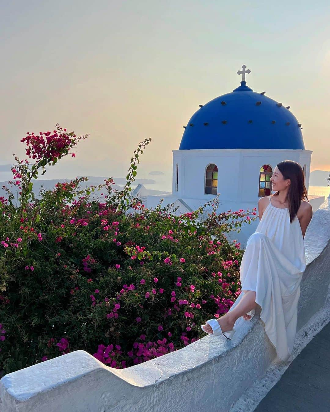 Remiのインスタグラム：「blue dome in Santorini, Greece🇬🇷 サントリーニ島といえば白い建物に青い屋根のブルードーム💙  今回の撮影はブルードームで有名な街イア(Oia)ではなく、港街ティラ(Fira)から歩いて行けるリゾート地、イメロヴィグリ(Imerovigli)にて。 ローカルのカメラマンならではの人混みのない穴場のベストスポットに案内してもらって、ステンドグラスが綺麗なブルードームでも悠々と撮影ができました📷  サンセットも綺麗だったなぁ🌅✨ ラストのおちゃらけshot、普段の2人らしくて好き🫶🏽🥰  ------------ 📍#imerovigli #Santorini #Greece #🇬🇷  ⚓️Norwagian @norwegiancruiseline  👨‍👩‍👧‍👦 @hh.channel2023  🗓 2023.10.3-13  #イメロヴィグリ #ブルードーム #サントリーニ島 #ギリシャ旅行 #ギリシャクルーズ #クルーズ旅  #ノルウェージャン #ヨーロッパクルーズ #地中海クルーズ #エーゲ海クルーズ #子連れクルーズ #子連れ旅行 #imeroviglisantorini #imeroviglisunset  #bluedome #santoriniisland #santorinigreece #norwegian #norwegiancruiseline #norwegianbreakaway #cruise #cruiselife #familycruise #remi_world2023」