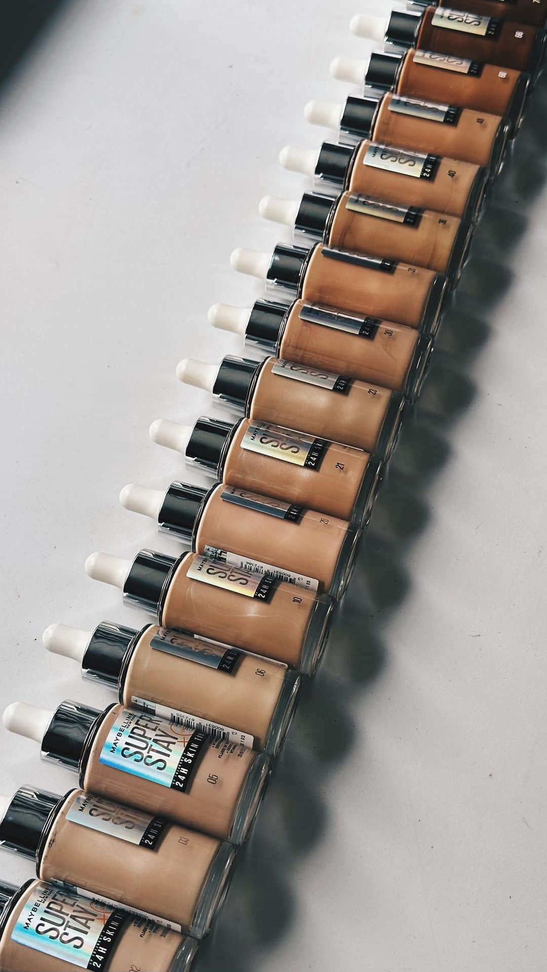 sananasのインスタグラム：「Dans la famille SUPERSTAY je voudrais le Skin Tint de chez @maybelline 🤩Un hybride make up + soin comme on les aime avec sa vitamine C ! Ce produit fait beaucoup de bruit donc imaginez ma tête quand je l’ai enfin reçu ! Une couvrance légère à moyenne modulable avec très peu de produit (il s’étire et s’applique super bien), une lumière incroyable ✨, un grain de peau lissé et un ingrédient qui va prendre soin de ma peau au fur et à mesure de l’utilisation 👌🏻Et cherry on the cake, la tenue ! En général ce type de fond de teint lumineux te fait briller et bouge pendant la journée mais la j’étais honnêtement choquée de sa tenue 😳Pour seulement environ 15€ c’est encore une mission accomplie pour Maybelline 👏🏻 Vous l’avez testé vous ? PS : la vidéo est très saturée je suis orange je ne sais pas pourquoi désolée :-( Je vous la poste sur tiktok aussi au cas où vous voulez ma vraie couleur de peau 😅  #skintint  #maybellinefr  #skintintmaybelline」