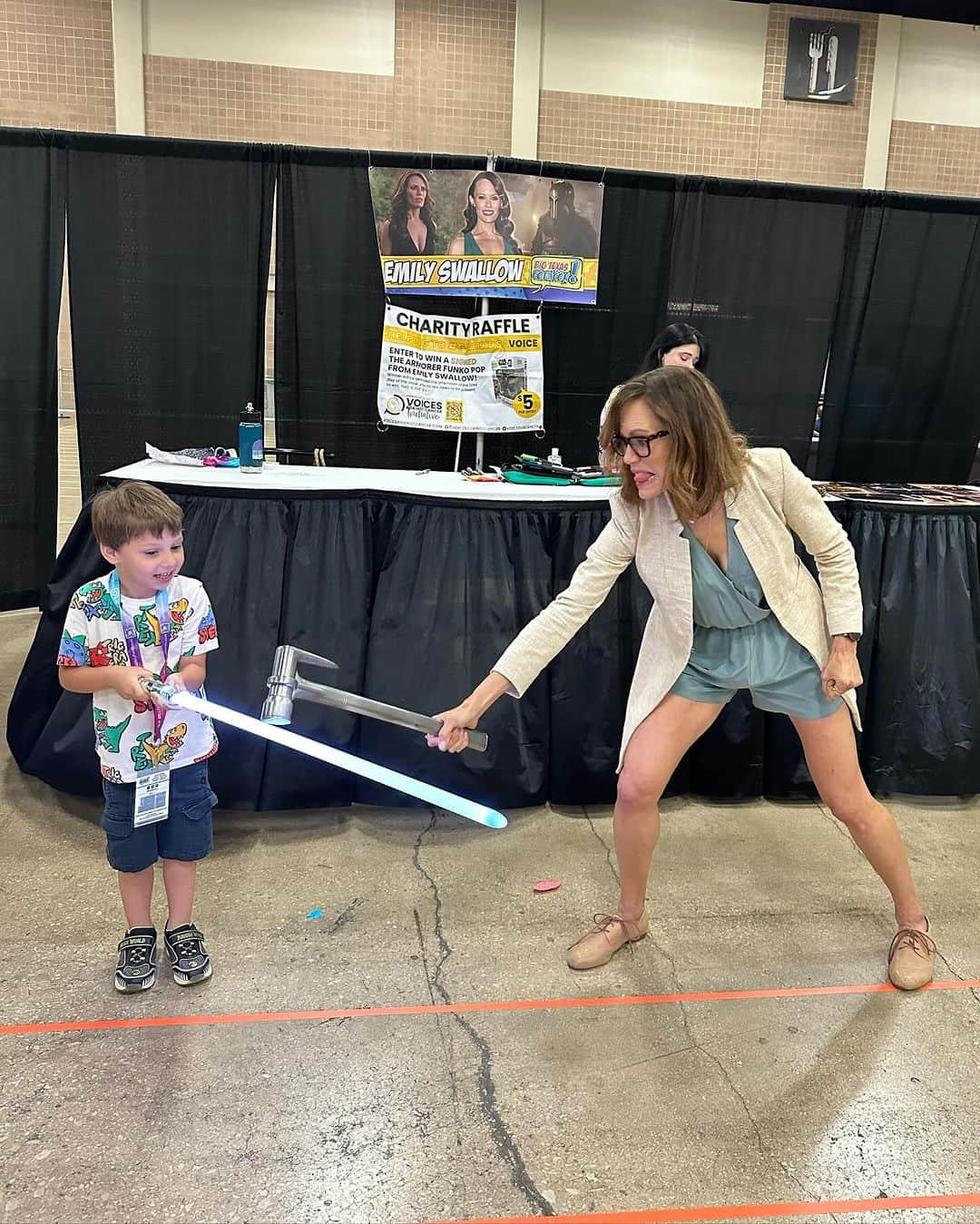 エミリー・スワローさんのインスタグラム写真 - (エミリー・スワローInstagram)「San Antonio, you sure know how to roll out the welcome mat!  A wonderful time was had by all at @bigtexcon.  Thank you to the organizers, the crew, the volunteers, the guests and the ALWAYS incredible fans!  I love our community!  #thisistheway #comiccon #cosplay #jump #photoop #emilyswallow #taitfletcher #carlweathers #texas #sanantonio #thealamo #mandomonday」10月10日 1時43分 - bigeswallz