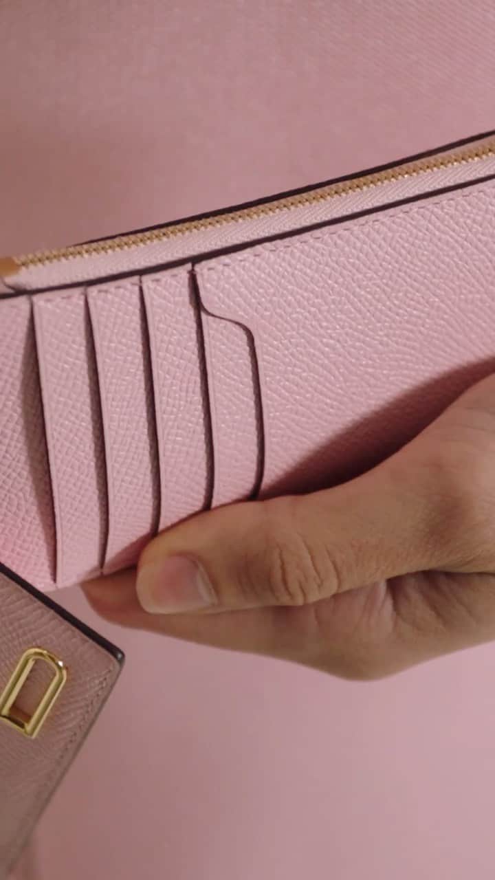 デルボーのインスタグラム：「No pockets? No problem.⁣ ⁣ A brilliant, playful to carry all of your tiny, important things. The Vagabond collection of pouches and small accessories can be clipped to an adjustable crossbody strap. ⁣ ⁣ #Delvaux」