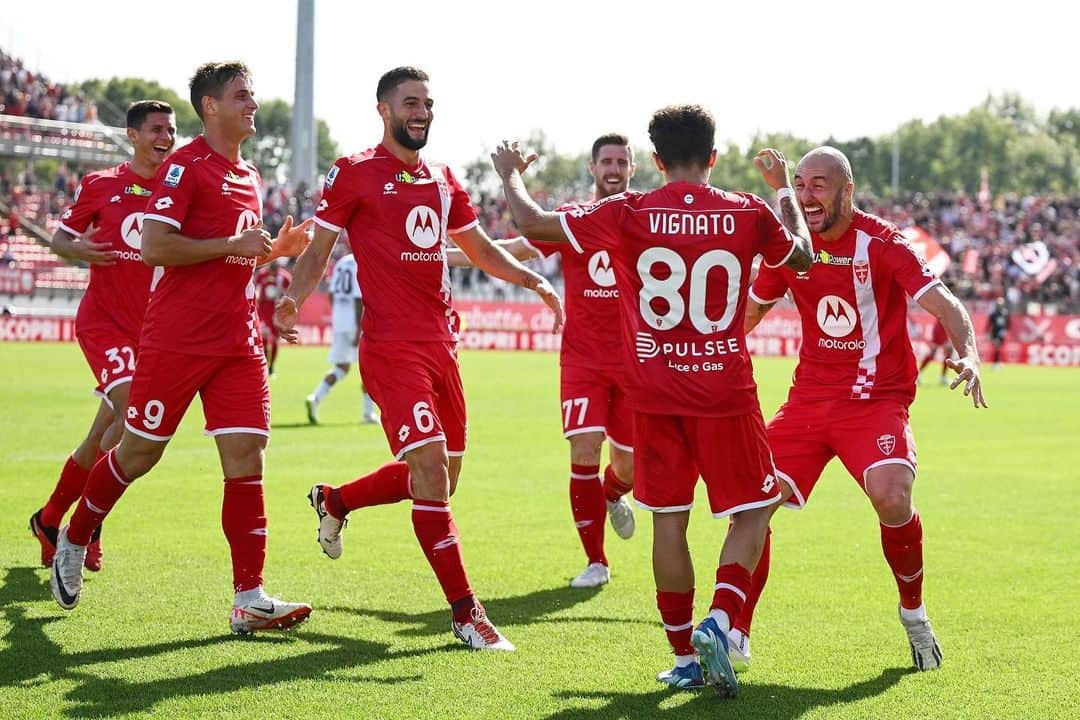 のインスタグラム：「Grande gruppo, grande vittoria 💪🤍❤️ @acmonza」