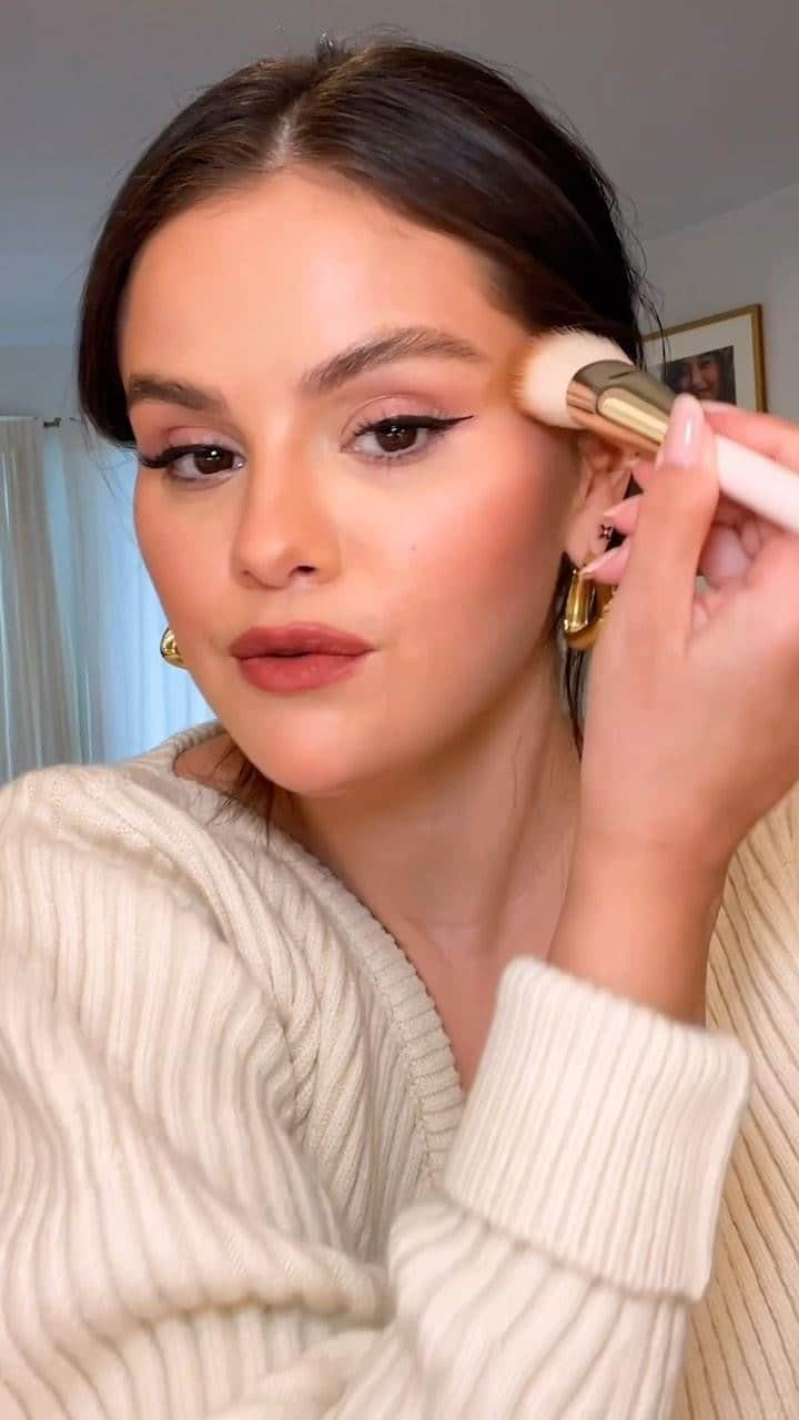 セフォラのインスタグラム：「We’re getting ready (and adding a few faves to our basket) for World Mental Health Day with @rarebeauty founder @selenagomez over on our TikTok—watch the full version there.    On October 10, we are proud to donate 100% of Rare Beauty sales to the Rare Impact Fund for 24 hours only.    The Rare Impact Fund is Rare Beauty’s commitment to providing mental health resources and support to young people around the world. Join us and #MakeARareImpact by shopping Rare Beauty only at Sephora, online or in store ❤️」