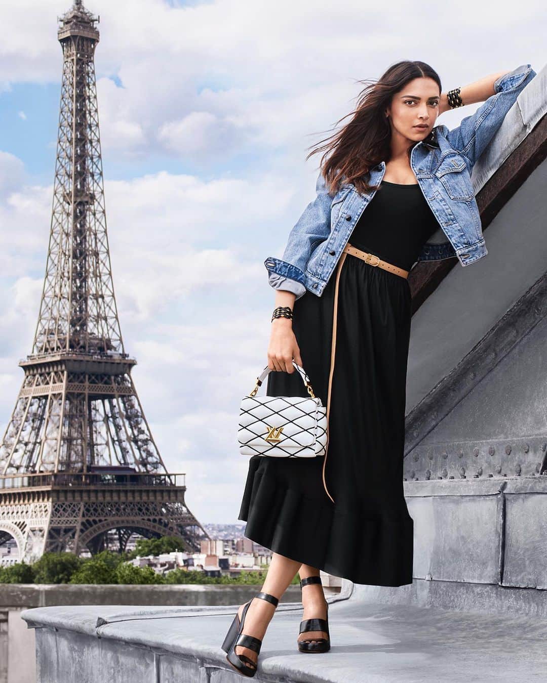 ルイ・ヴィトンさんのインスタグラム写真 - (ルイ・ヴィトンInstagram)「Women’s Fashion Campaign. Evocative of contemporary French elegance, the striking design of Louis Vuitton’s emblematic GO-14 bag by @NicolasGhesquiere is accentuated by the Paris skyline. Discover the creation embodied by House Ambassador Deepika Padukone via link in bio.   #DeepikaPadukone #LVGO14 #LouisVuitton」10月10日 2時02分 - louisvuitton