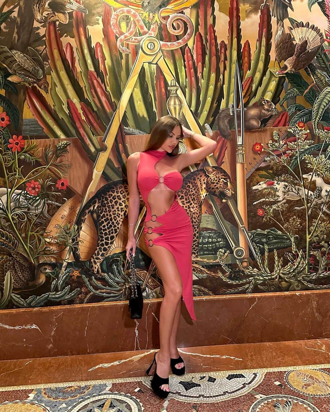 Anastasia Skylineさんのインスタグラム写真 - (Anastasia SkylineInstagram)「Now I’ve pics with this famous Miami Beach wall 🤪😅 wearing @jaswely dress ❤️‍🔥 1,2,3,4,5?」10月10日 2時02分 - anastasia_skyline