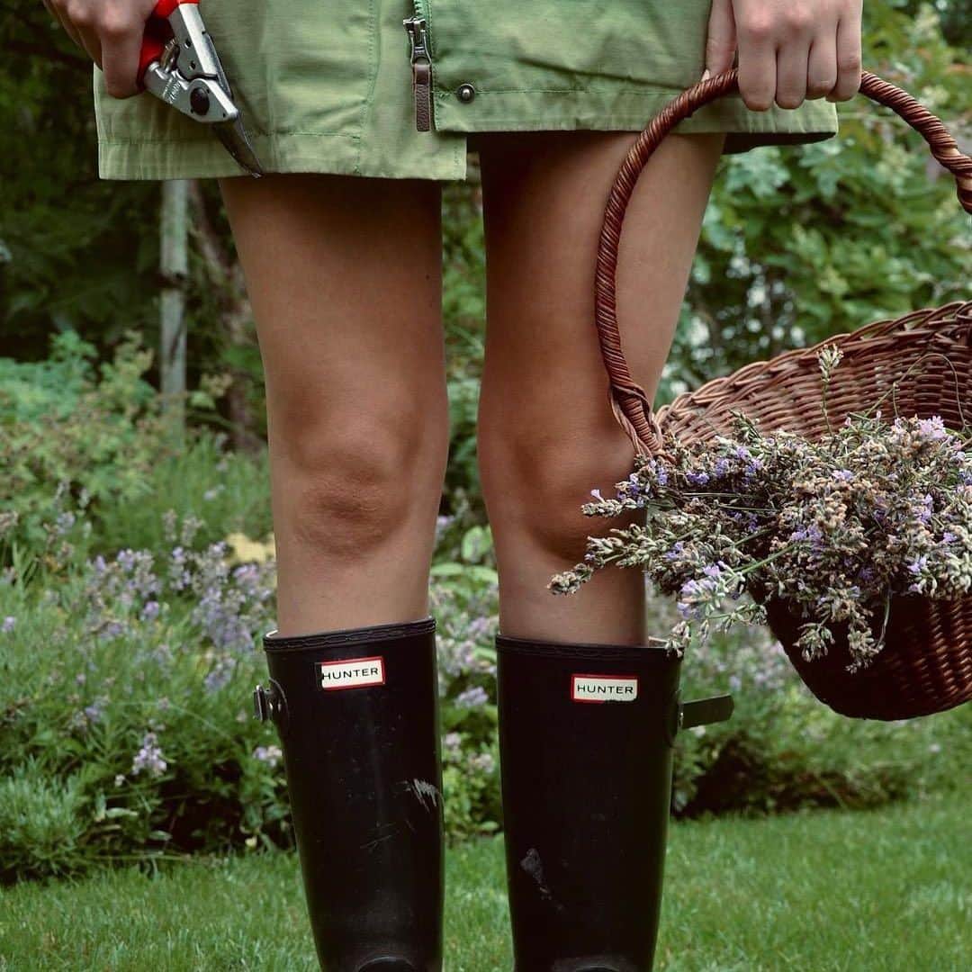 ハンターブーツのインスタグラム：「Step into natures beauty. #StyledInHunter」