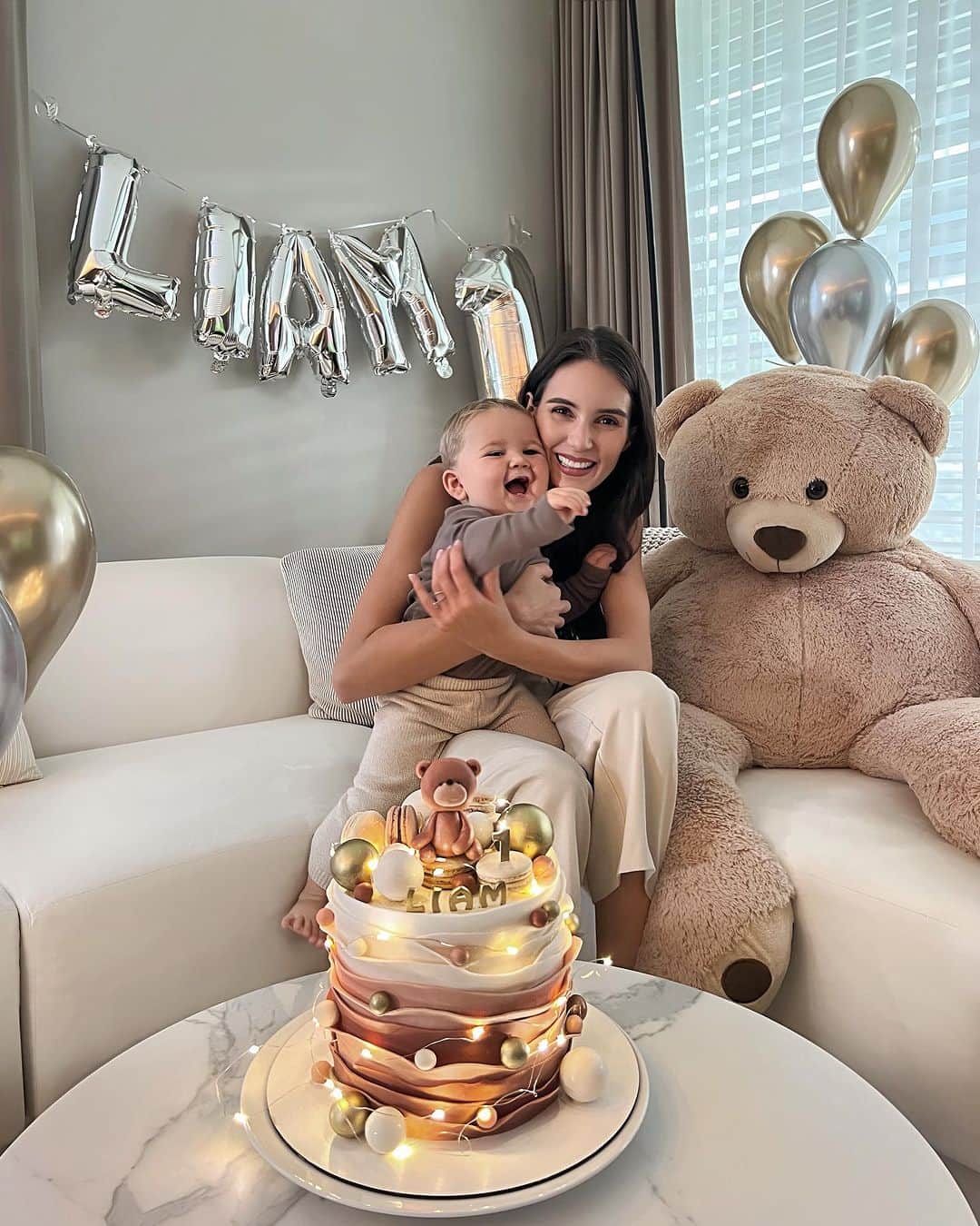 クリスティーナ・シックのインスタグラム：「Liam’s first birthday 🥹1️⃣🥳 Děkujeme za vždy dokonalý dort @armins_cake_prague 🥰🎂」