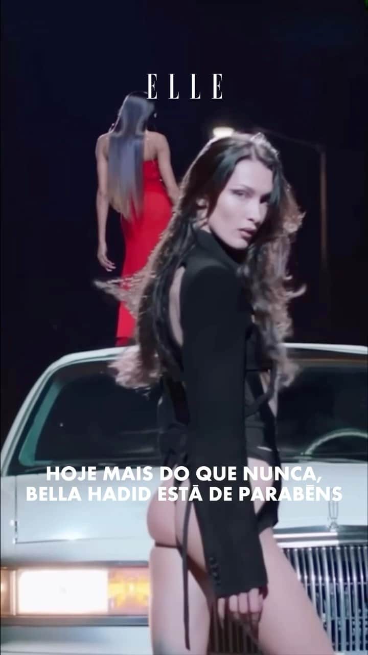 ELLE Brasilのインスタグラム：「É difícil não gostar de @bellahadid. Com quase 60 milhões de seguidores, a modelo se tornou a favorita de uma lista extensa de marcas, que inclui @versace, @muglerofficial e @givenchy. Conhecida nos bastidores por seu bom humor e profissionalismo rigoroso, Bella é um dos nomes que inaugura uma era nova na profissão. Ela dispensou o seu stylist para assumir os próprios looks, é clara quanto aos seus posicionamentos sociais e é honesta quanto aos problemas de ansiedade social que enfrenta e às cirurgias plásticas já realizadas — a primeira foi uma rinoplastia, aos 14 anos, a pedido da mãe que não gostava de seus traços palestinos.   Em seu aniversário, relembramos alguns dos momentos marcantes de sua carreira nas passarelas. Feliz 27, Bella!」