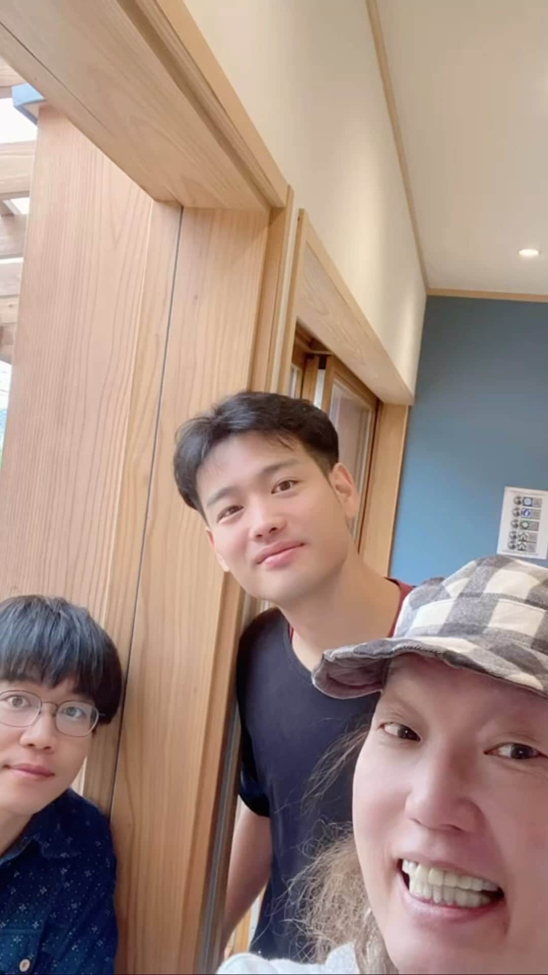 のインスタグラム：「きたかま寄席 急に秋雨が降って寒くなりました！ 三連休、如何だったでしょうか  私は鎌倉に落語会に遊びにいきました！  㐂いちくんと彦三くん  イケメンコンビの落語会です！  でもタイプの全く違う高座なので大変、私も勉強になりました！  めちゃんこ久しぶりの北鎌倉！  ランチに駅前のお蕎麦屋さんで珍しい卵とじそばを！ うどんはよく見るけど、そばはいきなり天玉そばになっちゃうから嬉しい  蕎麦も細くて美味でした！  こーゆー景色を散策いいね  落ち着くー  綺麗な寄合場での落語会！  一、ぞろぞろ　彦三 一、雪とん　　㐂いち お仲入り 一、辰巳の辻占　㐂いち 一、鹿政談　　　彦三  じっくりとお伽噺のように聴かせる彦三くん 軽快なテンポで笑いを誘う㐂いちくん  お二人共、ご自身のお師匠さんに似てる所もあり、オリジナルが光る所もあり♪  爽やかな高座、羨ましいなぁー  #日出郎 #春風亭㐂いち #林家彦三」