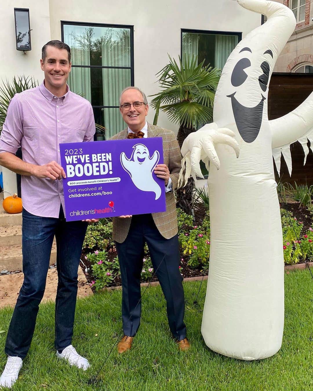 ジョン・イスナーのインスタグラム：「WE'VE BEEN BOOED! 👻🎃🎈The @thechildrenshealthfoundation #ChildrensBOOChallenge is raising funds so @Childrens patients can enjoy a special Halloween treat during their hospital stay. Help us put a sign in every yard, click here to purchase yours: childrens.com/boo.  #ChildrensHealth #BOOED」