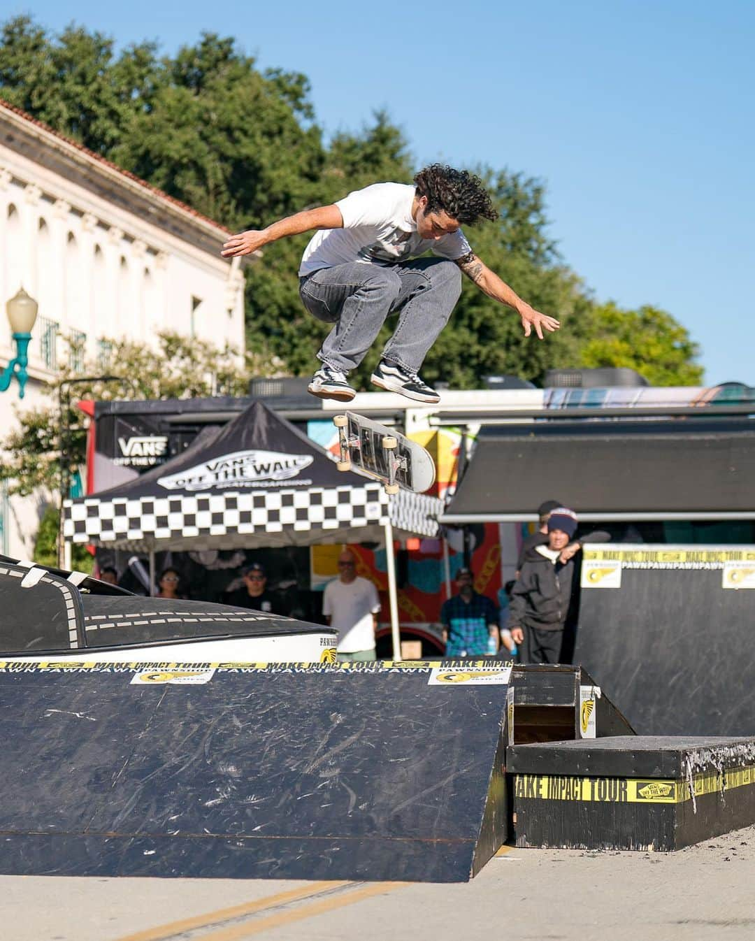 Vans Skateさんのインスタグラム写真 - (Vans SkateInstagram)「What a scorcher 🔥 of a Make Impact Tour stop last Saturday at Covina’s @pawnshopskateco. Thanks for rolling out, bringing your weirdest things to get signed by the team and hanging in the heat. You made this one of the best tours stops yet! Looking forward to seeing you next weekend down in San Diego at @rosestreetskateshop on 10/14.」10月10日 2時27分 - vansskate