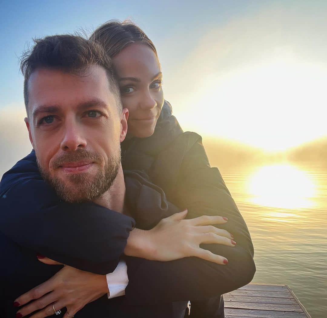 ローラ・ヴァンダーヴォートのインスタグラム：「Coates Cottage. Celebration + Thanksgiving. 🍃🍾💍🍁」