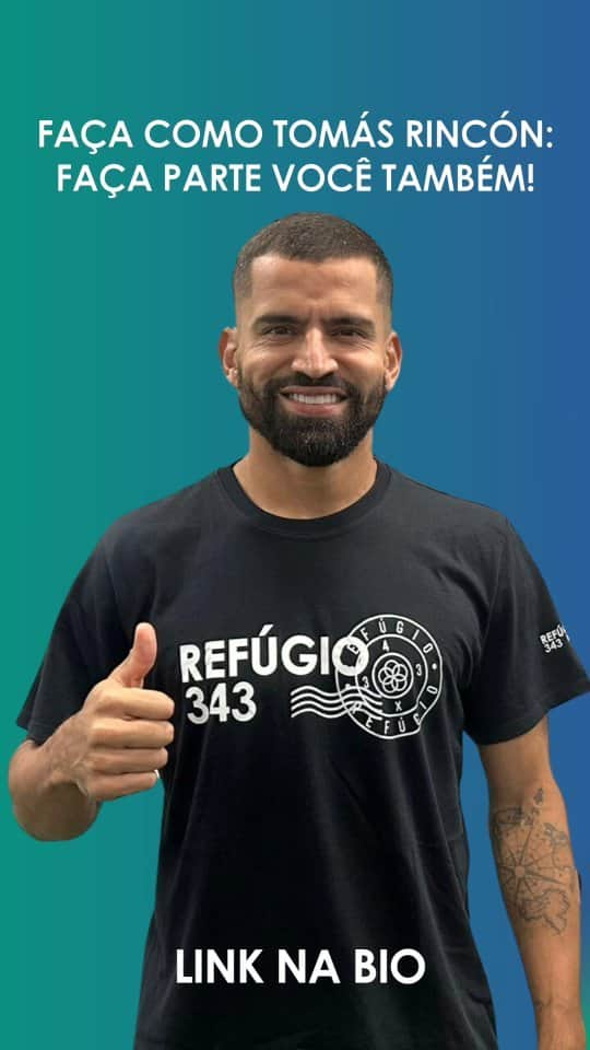 トマス・リンコンのインスタグラム：「Mais um golaço de @tomasrincon8! Dessa vez foi pelo #Refúgio343, para que cada vez mais refugiados e migrantes possam recomeçar suas vidas. Agora, o volante do Santos é o nosso novo embaixador, ao lado do seu amigo e colega de time @yefersonsoteldo1006. Como venezuelano, o jogador quer usar seu talento nos pés e sua voz em prol do time da solidariedade.  "A minha história como imigrante e a minha paixão pelo esporte me ensinaram o poder da resiliência e da perseverança. Quero usar minha voz para falar sobre os desafios que as pessoas enfrentam ao buscar uma vida melhor em um novo país. Por isso, estou muito honrado em ser o novo embaixador do Refúgio 343. A empatia e a solidariedade são valores que todos nós devemos abraçar.”  Estamos muito gratos pelo Rincón vestir a camisa e entrar em campo pelo Refúgio 343!   Seja bem-vindo e vamos juntos!  #TomásRincón #SantosFC #Futebol #rincón」