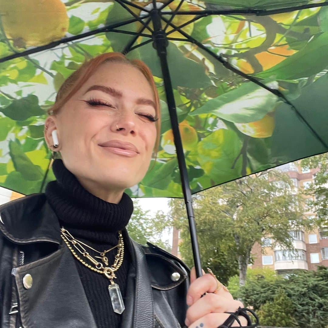 Linda Hallbergさんのインスタグラム写真 - (Linda HallbergInstagram)「Recently 🌟🍁  1. A fun makeup look 2. Gunnar beeing Gunnar 3. Couples who style their ears together have more fun together 4. My kitchen atm 5. Bf and naked statues 6. Under my favorite umbrella in the rain 7. Shit city  8. Cats and photoshoot 9. Nice oranges 10. All fun and climbing」10月10日 2時48分 - lindahallberg