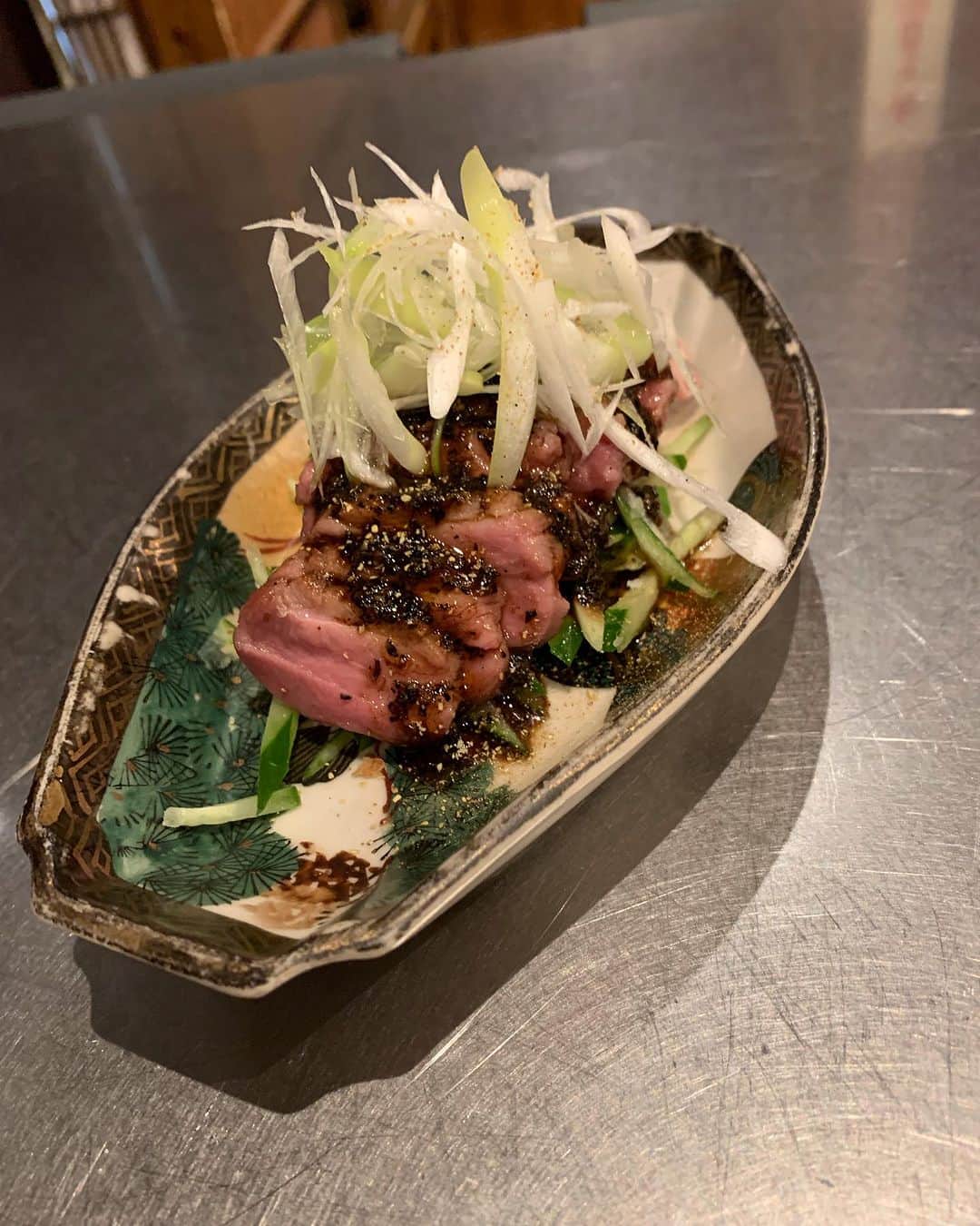 池袋寅箱のインスタグラム：「こんばんは！池袋寅箱です🐯  よだれ鴨好評いただいてます⭐️ 是非ご注文下さい！  連休最終日も元気にお待ちしておりまーす♪  #池袋寅箱#池袋トラバコ#新宿寅箱#新宿トラバコ#池袋ジビエ#池袋鰻#池袋ウナギ#池袋日本酒#池袋ワイン#池袋クラフトビール#池袋居酒屋#東京ジビエ#東京鰻#東京ウナギ#東京うなぎ#都内ウナギ#都内居酒屋#都内ジビエ#都内日本酒#都内ワイン#都内クラフトビール#ジビエ#ウナギ#クラフトビール#日本酒#居酒屋」