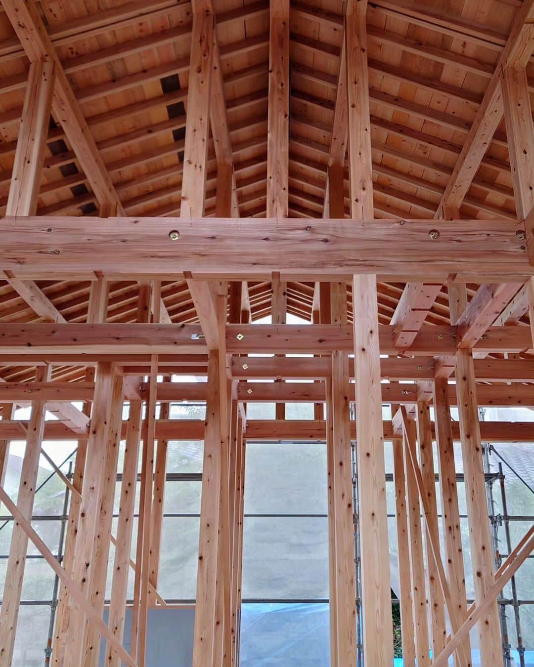有限会社わさだ工務店のインスタグラム：「羽田の現場。 昨日今日と雨降りでしたが、屋根のルーフィングからの雨漏りもありません。 棟梁は筋交いと間柱入れ作業。 夕方には構造金物の留め付けも。 #木構造 #wbhouse #天然乾燥の杉 #大分の杉 #棟梁の仕事 #注文住宅 #インテリア #マイホーム #新築 #家 #暮らし #住宅 #自然素材 #建築 #住まい #木の家 #デザイン #施工事例 #一戸建て #設計 #ライフスタイル #自由設計 #家づくり #ハウスメーカー #木造住宅 #工務店 #大分の工務店 #暖かい家 #涼しい家 #わさだ工務店」