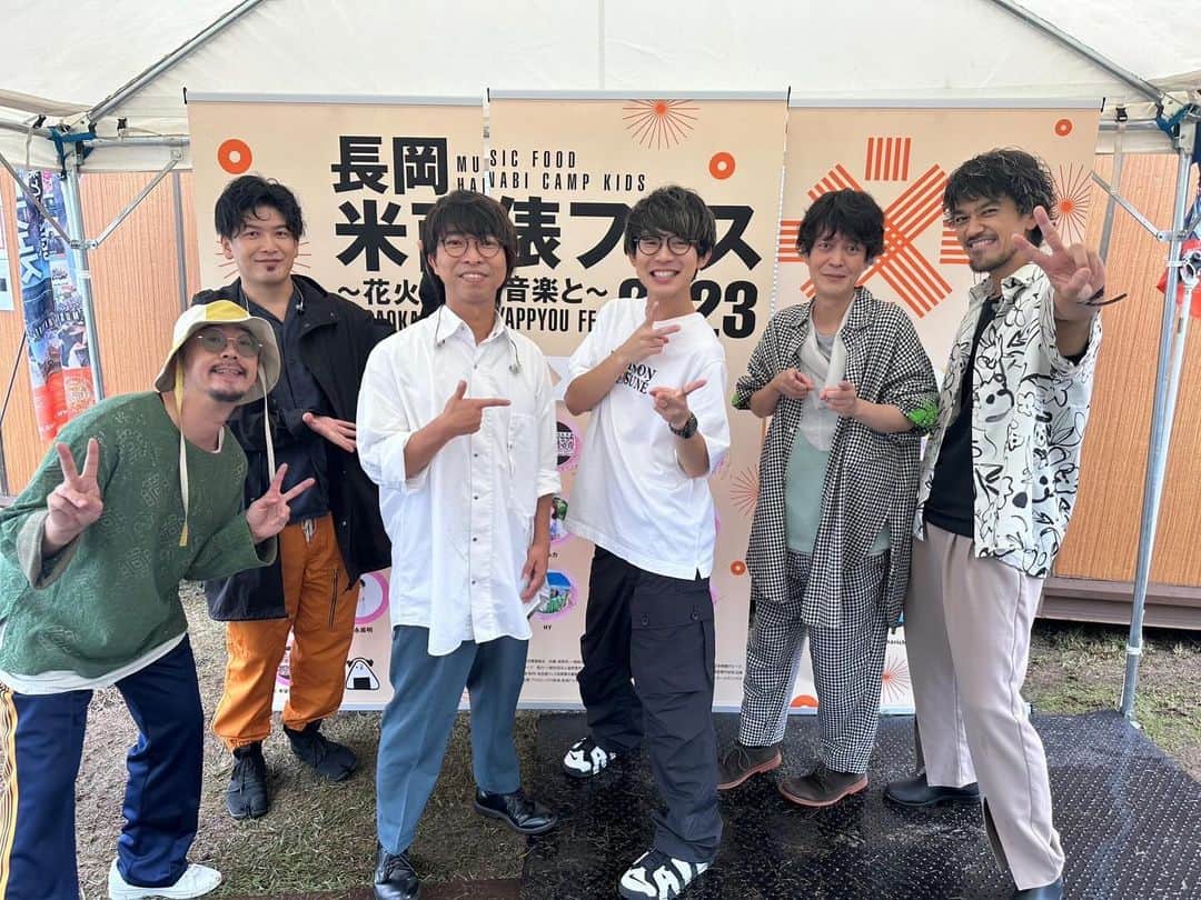 川崎鷹也のインスタグラム：「またもやwacciの兄さん方と共にステージに立てました☺️はしぐち兄さんのこちらを見る眼差しは、いつだってぬくもりに溢れているのです。 #米百俵フェス2023 #長岡 #新潟 #米フェス #wacci #川崎鷹也 #コラボ #まばたき #お客さんあったかかったなあ #俺の時のステージ風と雨えぐかったなぁ #長岡ラーメンうますぎ #みんな風邪引かないようにね」