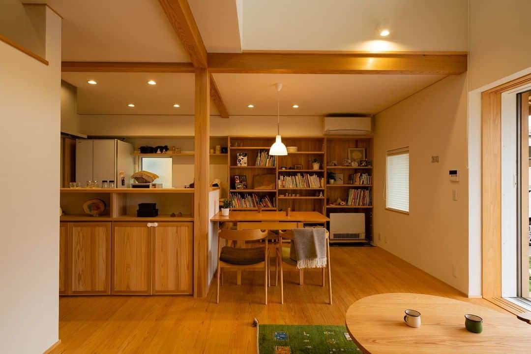 knowledgelifeのインスタグラム：「階段を中心にLDK・和室～水回り、1階の全ての部屋をぐるっと一周できる回遊動線のある住まい。ダイニング背面の大きな本棚は、ご家族が好きなカフェの雰囲気を取り入れて。家で過ごす時間があたたかになる木の家です。  ＞そのほか約60軒の施工事例をHPで公開中 @knowledgelife_niigata  #本棚のある暮らし #壁面収納 #大きな本棚 #家事動線 #木の家 #無垢の床 #横並びダイニング #暮らしを楽しむ #新潟の家 #ナレッジライフ」
