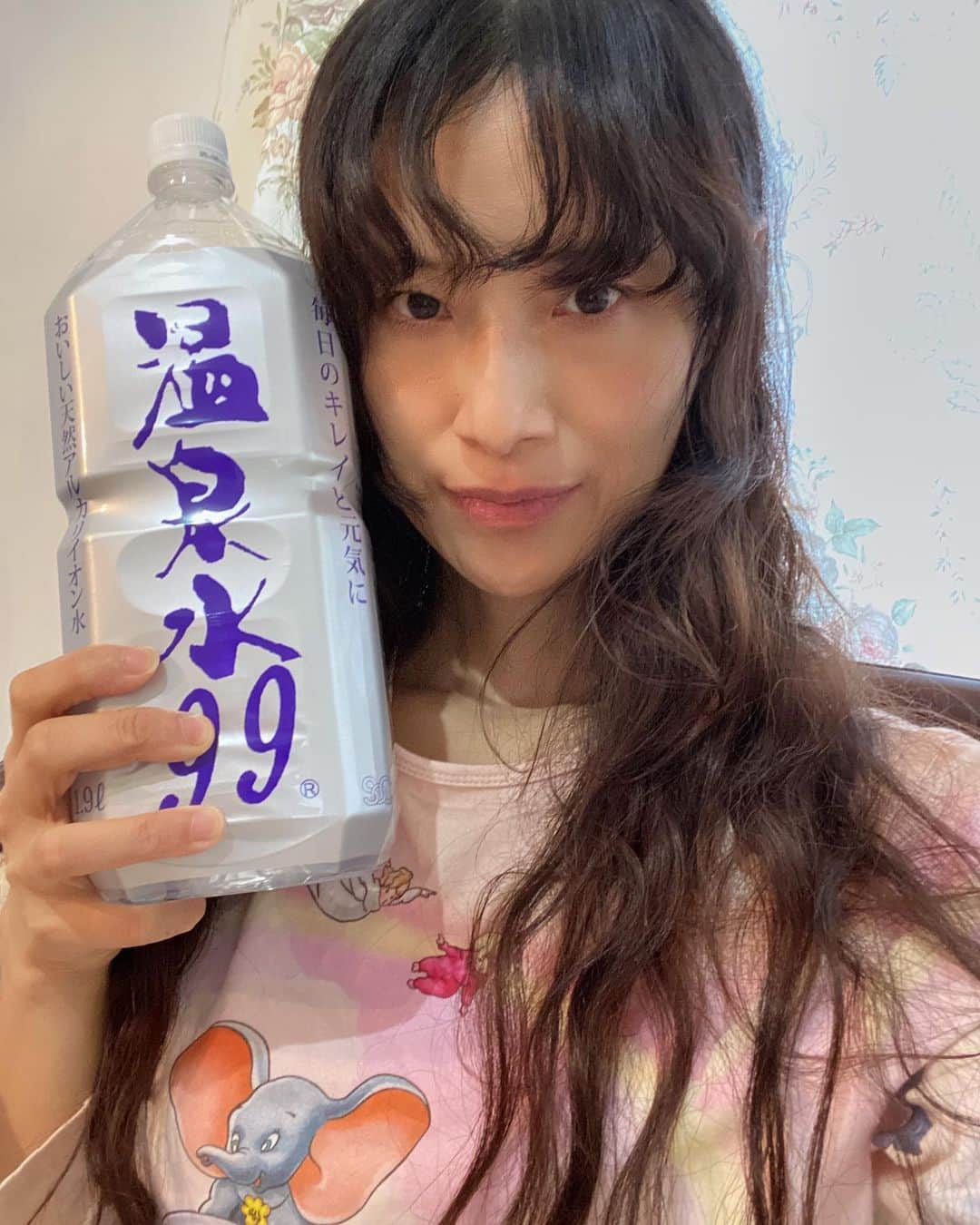 小藪奈央のインスタグラム：「. 2年くらい前に撮影で教えてもらってから買い続けてる温泉水99💧　 最初渋い外見が気になって飲んでみたら全然他のミネラルウォーターと違って柔らかくて飲みやすくもうこれしか買ってない。  PRだけど自腹で本当に買ってるよ。 今またオーダーしたところ。 だまされたと思って試して欲しい〜。 結構お水マニアで色々試したけどこれがベスト。 これでご飯炊くのもおすすめ。 温泉水99を使ったパックも発売されて上海に持って行ったよ。 うるおいアップでした。 公式から買えるよ。 @onsensui99  あとAmazon。  #温泉水99 #温泉水 #アルカリイオン水 #ミネラルウォーター #美容と健康 #PR」