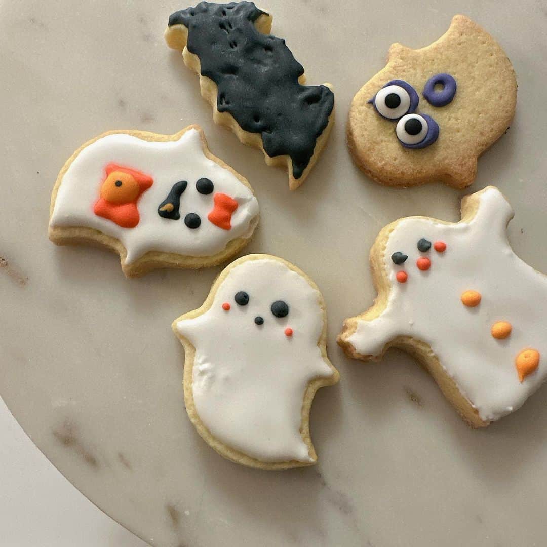 のインスタグラム：「久々にクッキー作った連休🍪 上の2人にはイベントもたくさんやってあげたのに双子は本当に、、、ごめんって感じで😨 贖罪クッキーw」