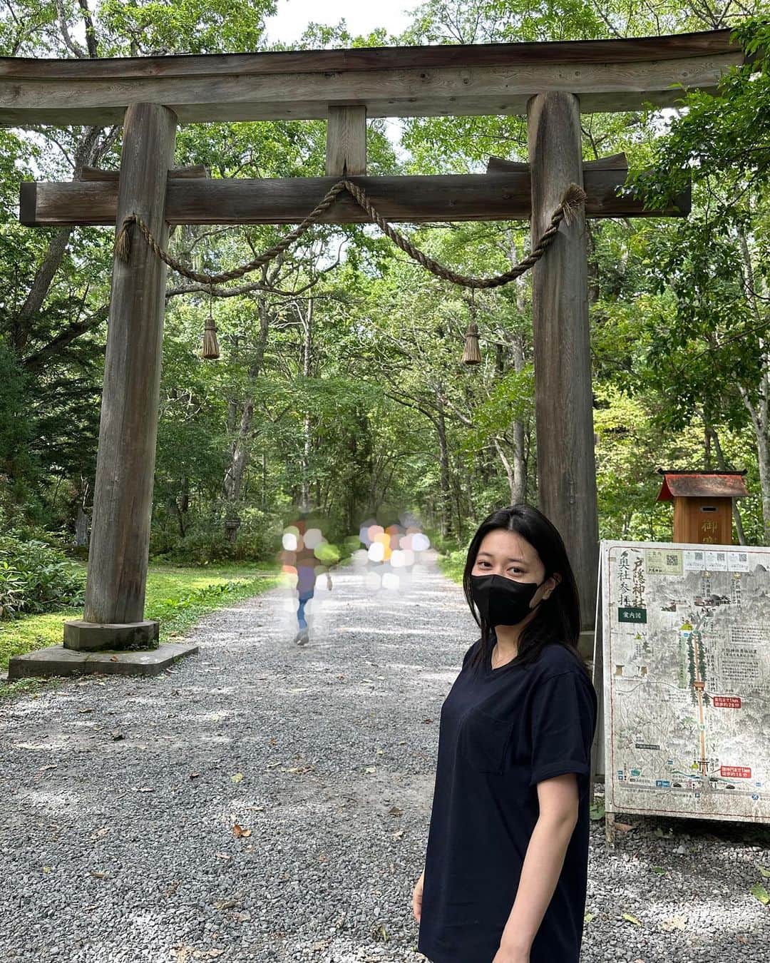 後藤郁さんのインスタグラム写真 - (後藤郁Instagram)「お待たせしました！ 先日から投稿しております、年に一回行く場所の、やっと解答です🤭  そのある場所とは、、 『長野県の戸隠神社』⛩️ 名前を聞くと、知っている！となる方も多いかも知れせん。 いくつか神社がある中で、舞楽芸能の神様が祀られている場所があり、一度行ってから雰囲気が好きで、お参りに行くようになりました♪  また、奥社につながる荘厳な杉並木は何度行っても感動します。しっかり山道なので、歩きやすい服装がマスト&水分補給も大事に。 ちなみにかおるは、骨折後のリハビリがてら挑戦した時は、帰りに泣きを見ました😂  創建以来二千年余りにおよぶといわれている歴史を感じることもできるし、周辺の“戸隠蕎麦”も絶品でオススメです。笑  何だったらお参り行かなくてもお蕎麦食べてほしい...なんてw  ー戸隠神社(公式HP抜粋)ー 霊山戸隠山のふもとにあり、奥社・中社・宝光社・九頭龍社・火之御子社の五社からなる戸隠神社。はるか神代の昔、高天原に由来する「天岩戸開き神話」ゆかりの神々を祀っています。  また、コメントたくさんありがとうございます☺️  近々行く予定なので、長野市内でオススメスポットがありましたら教えてください✨  #長野 #戸隠 #神社」10月9日 17時53分 - kaoru_goto.official