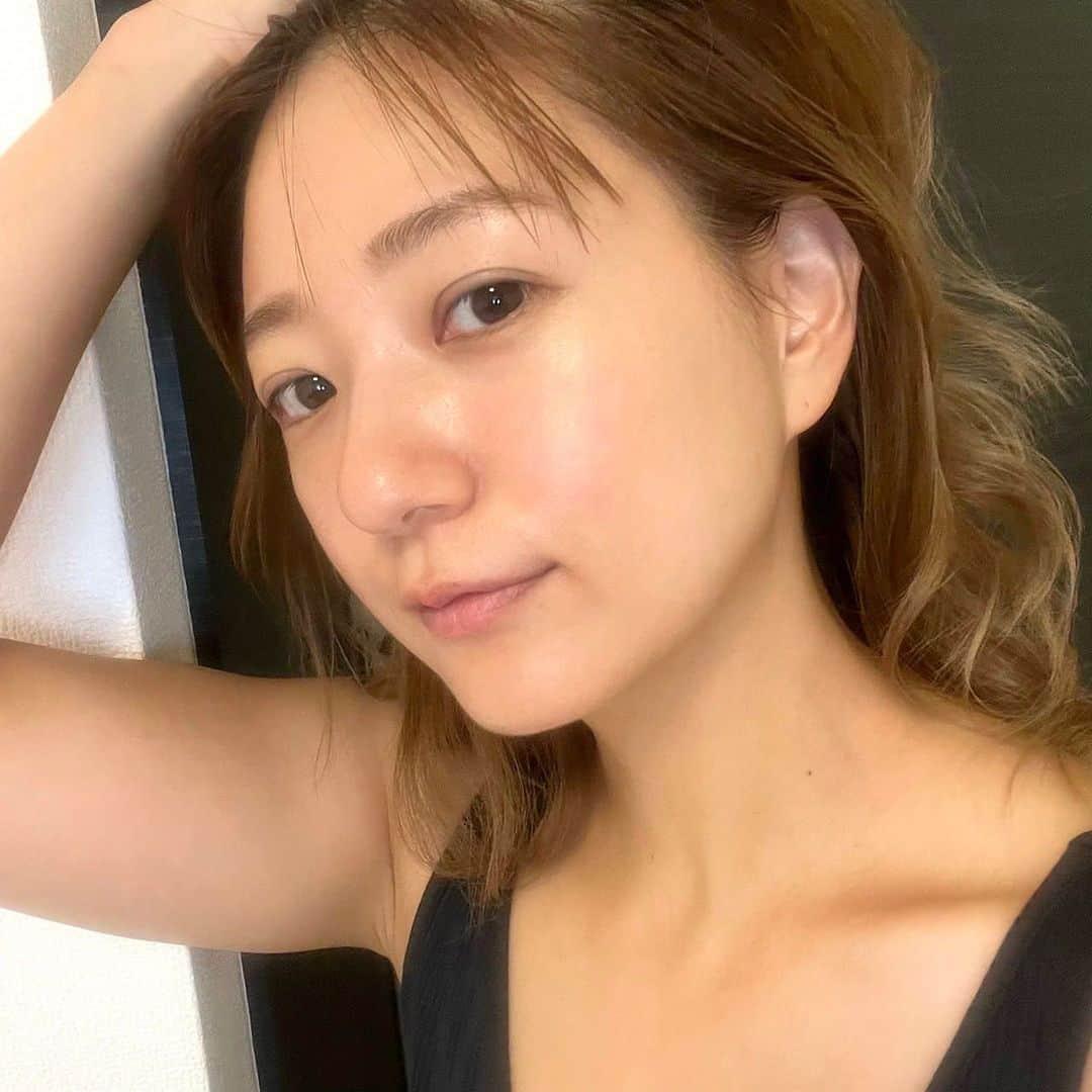 伊藤千晃のインスタグラム：「育児や仕事、忙しい日常に追われると、 どうしても寝不足になったり気が張って眠れなかったり、、、 肌のハリも一気になくなるというか、 乾燥もするし顔がくすんで悪循環になりがち😣💦  そんな日は、ナチュラルなもので肌負担を減らして、夜のうちに次の日の肌コンディションを整えてくれるものがいいなって思ったので、 ロクシタンの夜用美容液、 『イモーテルオーバーナイトリセットセラム』を使ってみることにました！  "永久花=枯れない花"と呼ばれるイモーテルから抽出されたオイルが、オイルカプセルに配合されていて、 （みえるかな！？黄色の粒々のやつね！） 肌荒れを防いでくれたり、 夜の集中ケアでハリや潤いを与えてくれるよ✨  とろみのあるテクスチャーでたっぷり塗れる満足感！！そして香りにも癒される😌🩷✨ 次の日の朝は乾燥することなくモチっとしたお肌で起きれたので気分が良かったです❣️  イモーテルはオーガニック栽培で、有用成分を余すことなく使用できるエコな抽出方法の研究を続けているそうで、 そんな意識も心地いいなって思いました🌏  しばらく、夜のスキンケアにこれをプラスして使ってみようかと思います😉👍  @loccitane_jp   #PR  #ロクシタン  #loccitanepr  #イモーテルオーバーナイトリセットセラム  #夜用美容液  #美容液  #夜リセット」