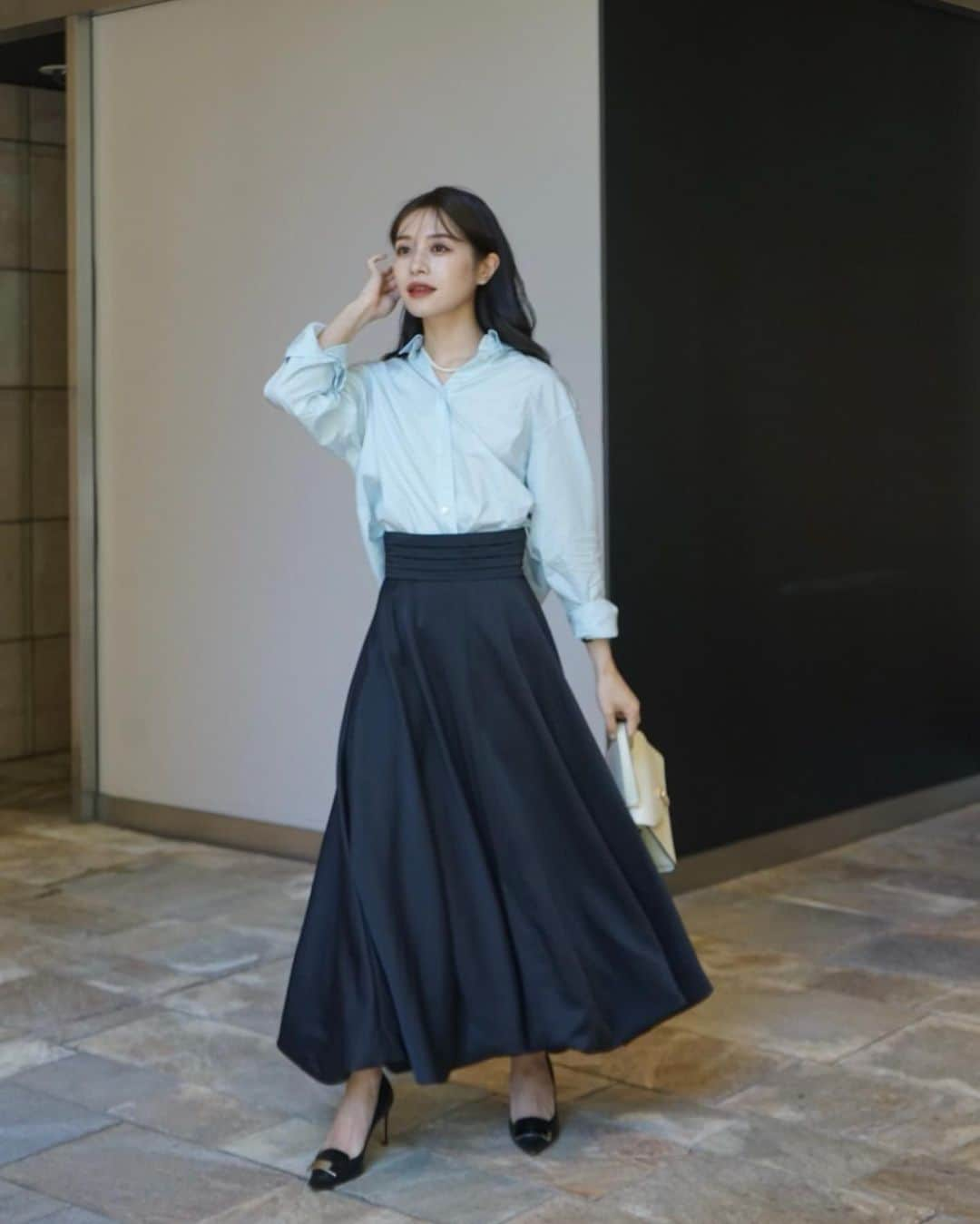 楫真梨子のインスタグラム：「本日23:59まで受注販売受付中の Waist Drape Balloon skirt / Black  バルーンシルエットで着映えする1枚なので、スタンダードなシャツやシンプルなカットソー・ニットとも相性抜群です☺️」