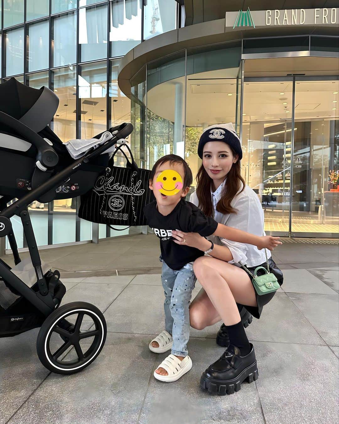 姫奈のインスタグラム：「.  怪獣すぎる三兄弟🫠🩷  寒いのにスニーカーと長袖嫌がられて サンダルと半袖でっす👦🏻✌️w  #codenate」