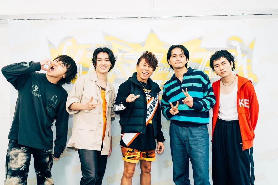 MASAKI（矢部昌暉）のインスタグラム：「イナズマロックフェス2023 ありがとうございました😁 今年も呼んでいただき光栄です！  雨の中でしたが、お客さんの温かさで気持ちいっぱいになりました⭐︎ 是非、また来年もお願いします！！！！  西川貴教さんともお写真撮れました✌️  #イナズマロックフェス #西川貴教 さん #dish #北村匠海 #橘柊生 #泉大智 #矢部昌暉 #一日一撮」