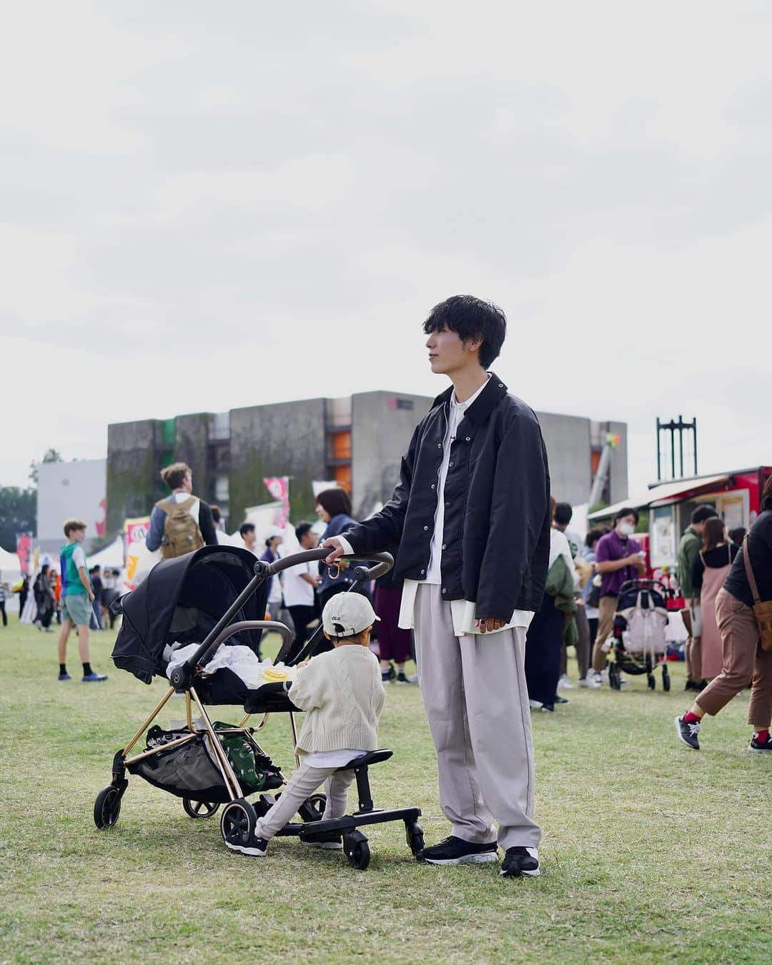 ひっちさんのインスタグラム写真 - (ひっちInstagram)「⁡ ⁡ ⁡   ⁡ ⁡ 万博記念公園で開催してる NextFoodFesに行った時の服装!! ⁡ 服汚れたら嫌なのでアウターは黒で行きました 汚す前提なのが恥ずかしい🥺爆笑 ⁡ このイベントの詳細はひとつ前の投稿で リール動画にして投稿してるからそっちもみてね！ ⁡ ◾︎items◾︎ Outer : BARBOUR shirt : SERACE  TOPS : agnes b. pants: SERACE  SHOES / newblance ( 327 ) ⁡ ┈┈┈┈┈┈┈┈┈┈ ⁡ UNIQLO、GUなどプチプラを取り入れた デートに着たくなるような ⁡ シンプルなのに個性もあるコーデを投稿中📖´- いいね、フォローで応援してください！ ⁡ ┈┈┈┈┈┈┈┈┈┈ Instagram→@hicchiwear ┈┈┈┈┈┈┈┈┈┈ #秋コーデ #メンズファッション BARBOUR #バブアー #バブアーコーデ #BARBOURコーデ #白パンツ #白パンツコーデ #レイヤードスタイル #ロゴT #ロゴTコーデ #モノトーンコーデ  # #冬デートコーデ #秋デートコーデ #秋冬コーデ #ワイドパンツコーデ #キレイめカジュアル #韓国ファッションコーデ  #韓国ファッション  #プチプラコーデ #デートコーデ  #メンズファッション  #キレイめストリート #キレイめストリートコーデ #ストリートコーデ  #ストリートメンズコーデ  #スニーカーコーデ #パパコーデ #ブルゾンコーデ #オーバーサイズシャツ v」10月9日 18時04分 - hicchiwear