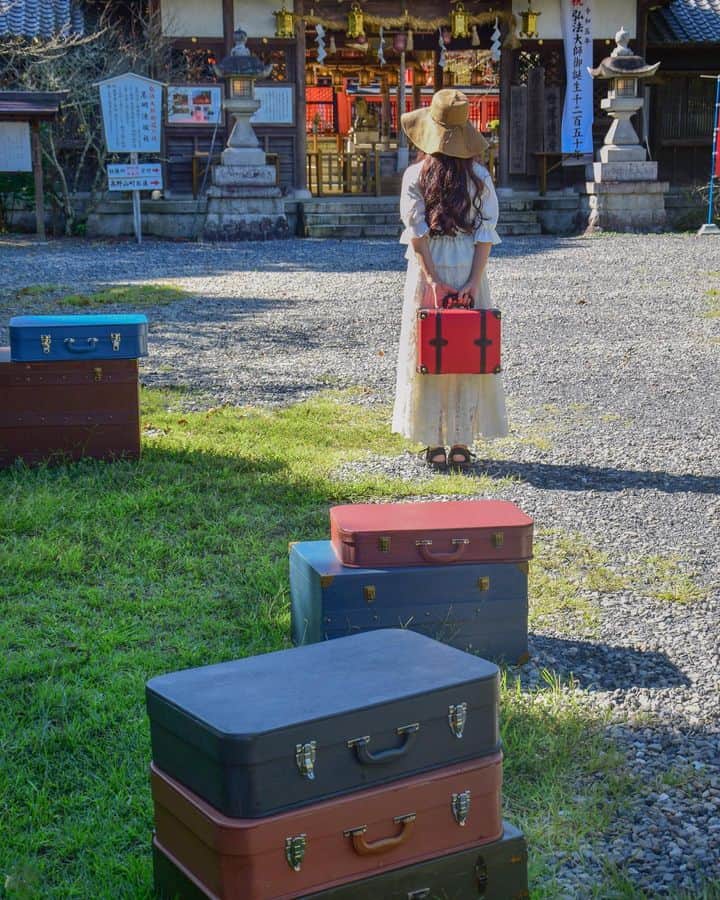 和みわかやまのインスタグラム：「. 高野山の麓の町 九度山町で、10/29まで開催中の「くどやま芸術祭」🎨風情溢れる街中や各スポットが、アートと融合しています👏特産品の柿の季節でもあるので、是非立ち寄ってみてください🤤  📷：@kazz1109 📍：高野山エリア 九度山町  和歌山の写真に #nagomi_wakayama のハッシュタグをつけて投稿いただくと、その中から素敵な写真をリポストします😉 . . . #和歌山 #和歌山観光 #和歌山旅行 #わかやま #和みわかやま #wakayama #wakayamajapan #wakayamatrip #wakayamatravel #nagomi_wakayama #wakayamagram #神社 #くどやま芸術祭 #アート #九度山町 #丹生官省符神社  #shrine #art #temple #artfestival #旅行 #国内旅行 #旅行好きな人と繋がりたい #観光 #travel #trip #travelgram #japan #travelphotography」