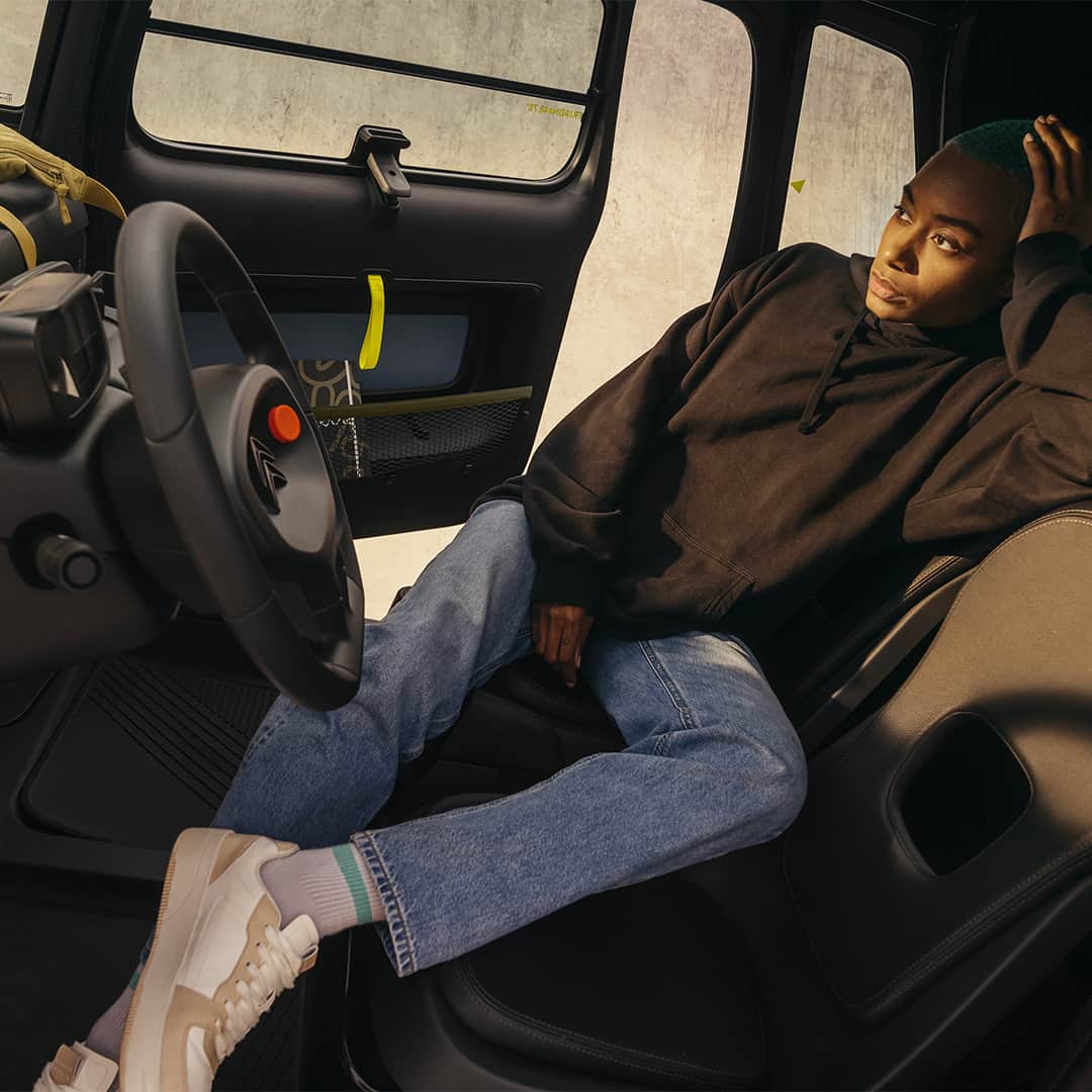 Citroënのインスタグラム：「When your buddy says "I'll be there in 20 minutes" and it's already 40 minutes. #CitroënAmi」