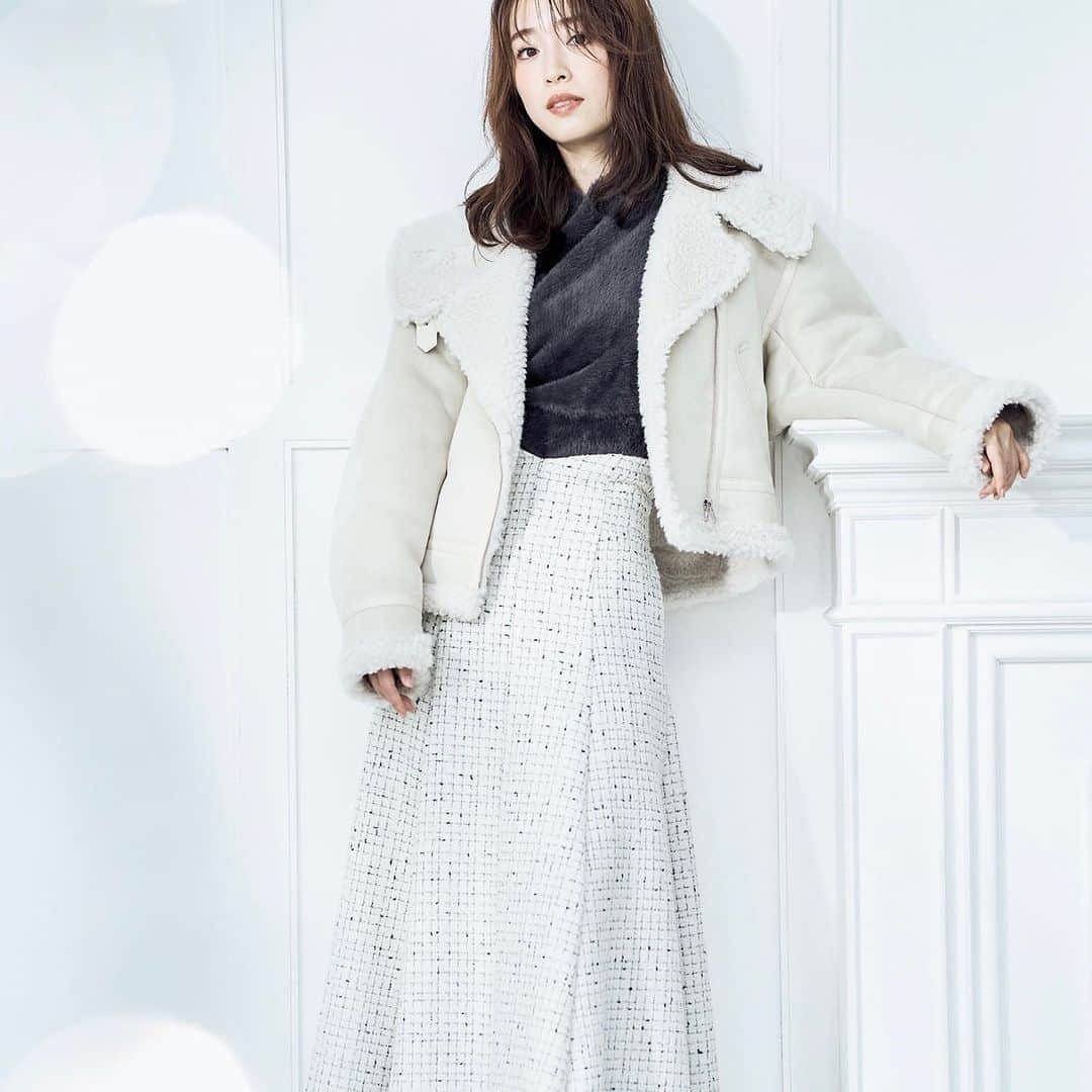 MERCURYDUOのインスタグラム：「《 WEB CATALOG INFO 》  ㅤ ✔10.6(FRI)release!! #泉里香 さんが着るMERCURYDUOの新作コレクション公開！  “prism”  儚げな煌めきと色のハーモニー  日常にちょっとしたときめきと彩りを加えるラインナップ。  今シーズントレンドのスパンコールを用いた 光沢感が目を惹くスカートや、 冬の澄んだ空気に映える柔らかなカラーニットなどを展開します。  シャギーやファーなどの温もりを感じる素材に身を包む、 泉里香さんのどこか儚くスウィートな表情は必見です。  ㅤ #RUNWAYchannel にて特集ページUP！ 泉里香さん着用アイテムを全店舗・WEBにて販売開始！  ———————————————  人気スタッフのコーディネートはこちら ▶︎ @mercuryduo_stylingㅤㅤㅤㅤㅤㅤ  #MERCURYDUO #マーキュリーデュオ #RUNWAYchannel #泉里香 #mercuryduo_izumirika #mm_moteMAGAZINE  ———————————————」