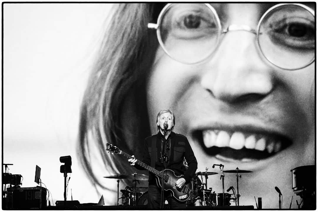 ポール・マッカートニーのインスタグラム：「Celebrating the birthday of my wonderful friend and collaborator, @johnlennon - Paul 🖤」