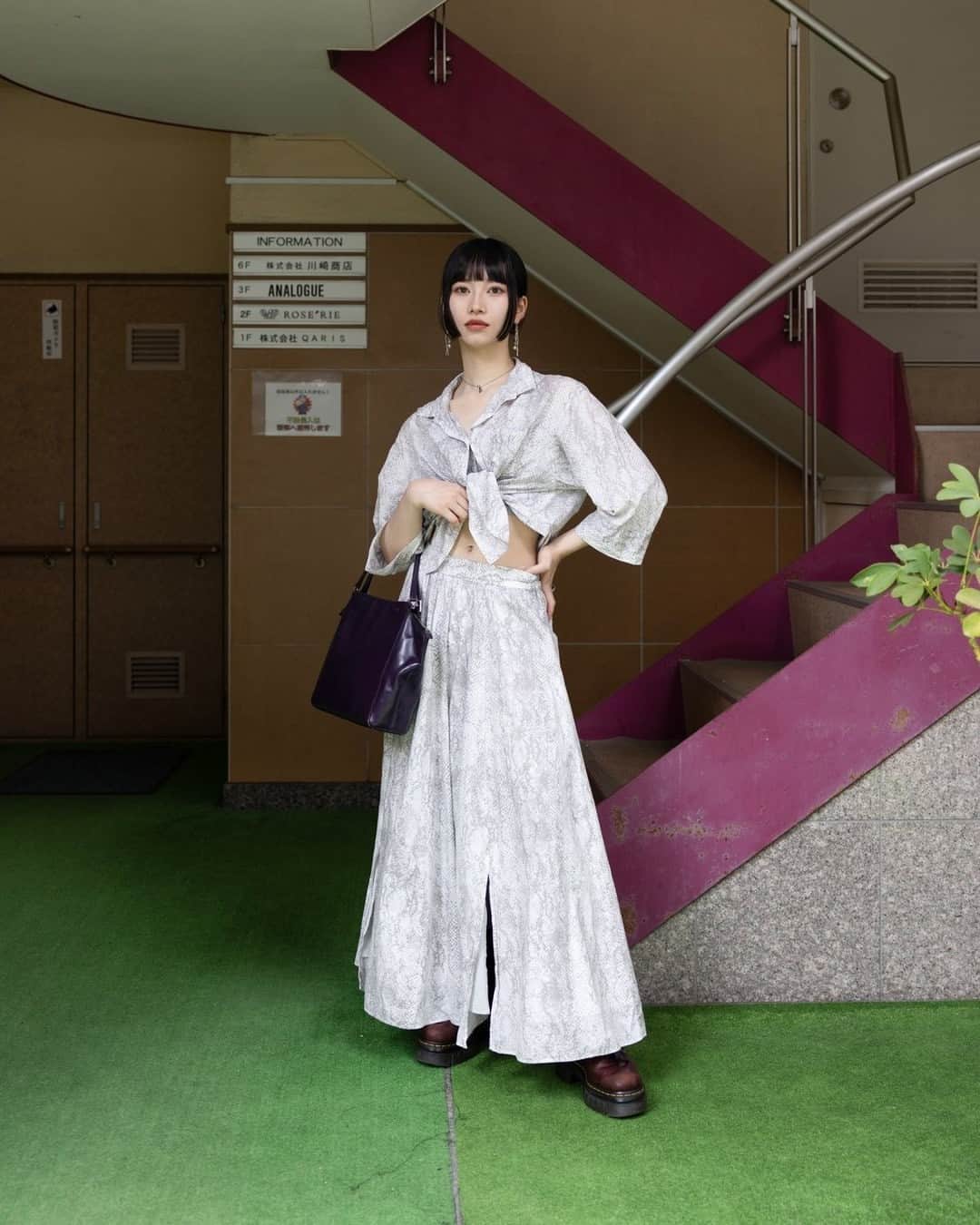 のインスタグラム：「Name: 針本夕妃⁠ Age: 23⁠ Occupation: 大学生⁠ ⁠ Tops #vintage⁠ Bag #PRADA⁠ Shoes #DrMartens⁠ ⁠ Photo by @iam_____riku⁠ ⁠ #スナップ_fs #fashionsnap #fashionsnap_women」