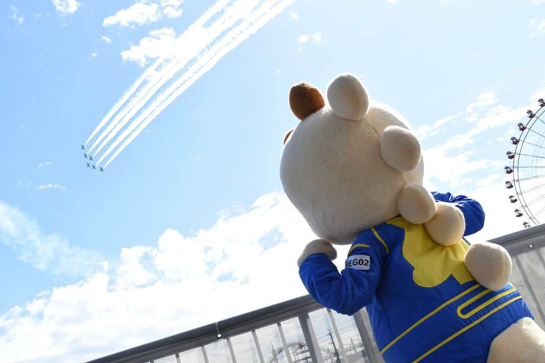 鈴鹿サーキット【公式】のインスタグラム：「先日開催されたF1日本グランプリでブルーインパルスが飛んでいる様子をコチラも見ていたそうで、その時の写真が届きました～✨ 空にハートや丸など、色んな模様が描かれてきれいでした！✈️   #鈴鹿サーキット #鈴鹿サーキットパーク #テーマパーク　 #遊園地 #東海 #三重県 #鈴鹿市 #家族でお出かけ #子どもとお出かけ #赤ちゃんとおでかけ」