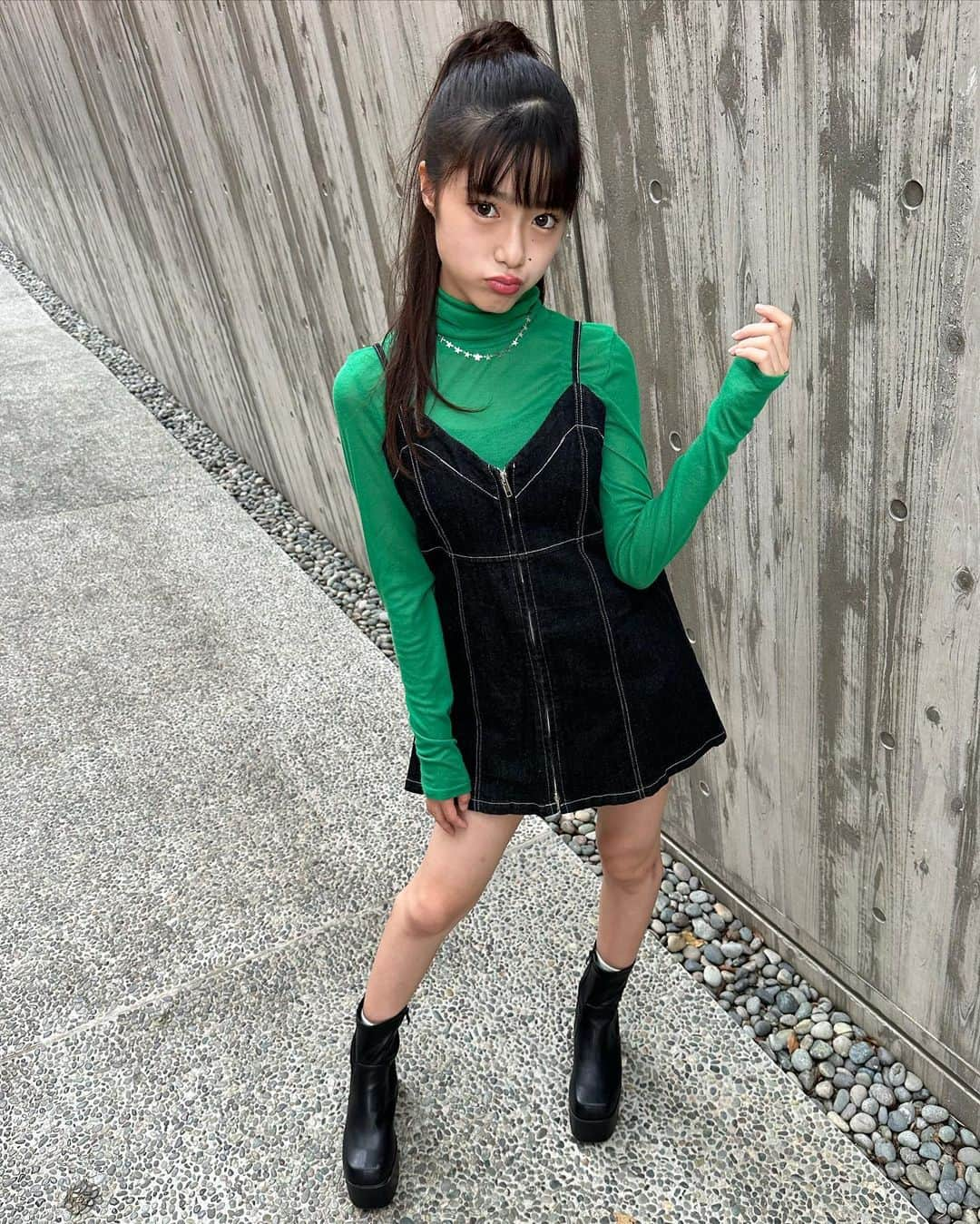 豊川亜咲のインスタグラム：「💚🖤 . @anap_official さんの展示会で 注文した服👔2コーデ目🤭💞  一目惚れだったコーデ💚💚  @anap_onlineshop チェックしてみてね🦋  #pr #anapootd  #anap_23aw #anap #アナップ #anap_official   #豊川亜咲 #エイジアプロモーション」