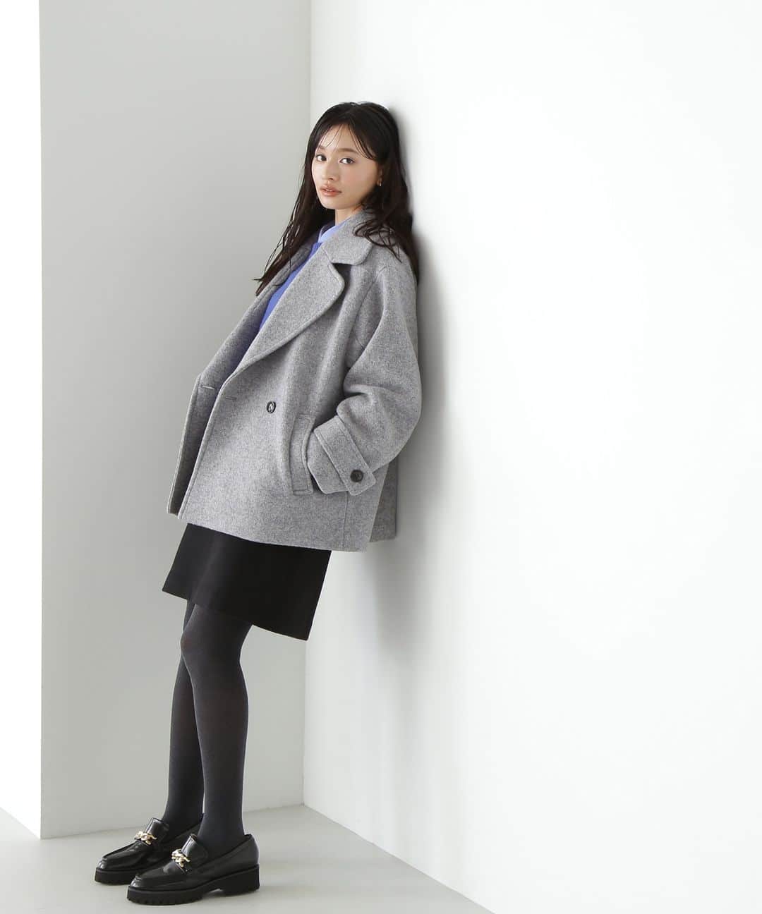 NATURAL BEAUTY BASICのインスタグラム：「2023 winter PRE ORDER.  ✔ウーリーフォルムハーフコート ¥21,890 tax in color:グレー/チャコール/オフ size:S/M #0173255012 10月下旬-11月上旬入荷予定  今の気分にぴったりなハーフコートは、ほどよいテントラインとミドル丈のバランスが、どんなボトムスとも合わせやすいシルエットに仕上げています。 ベーシックに着られるデザインながら、太めの袖や少し大きめの襟バランスなど、着用したときのフォルムに拘ったアウターです。  #ハーフコート #ウーリーコート #ミドルコート #グレーコート #冬コーデ #冬先取り  #お出かけコーデ #オフィスコーデ #オフィスカジュアル #通勤コーデ #ワンピースコーデ #大人可愛い #カラーコーデ #着回しコーデ #きれいめカジュアル #ベーシックコーデ #ベーシック #ナチュラルコーデ #トレンドスタイル #シンプルコーデ #ナチュラルビューティーベーシック #naturalbeautybasic」