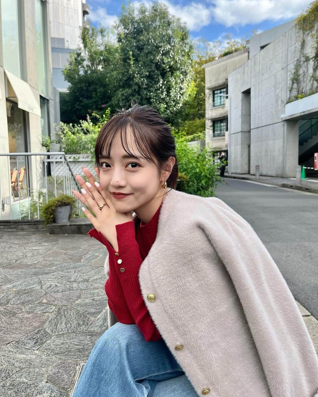 岩本千波のインスタグラム：「冬の赤は髪をお団子にしてデニムと合わせたい❤️  #赤ニット #デニムコーデ #低身長コーデ #低身長ファッション #149cmコーデ」