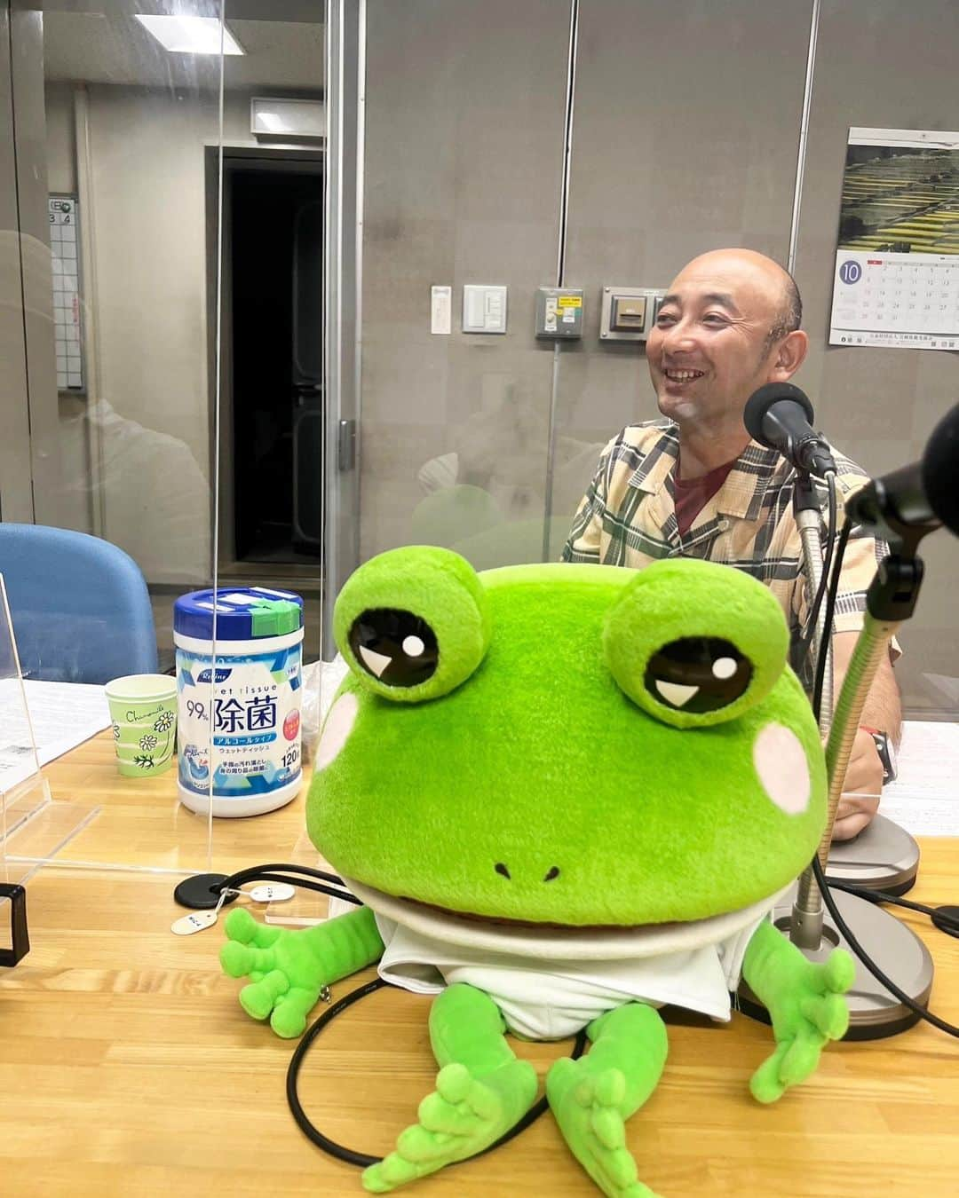 川島恵さんのインスタグラム写真 - (川島恵Instagram)「おまけ投稿🐸収録前の一コマ🐸おちゃめな野田さんとカエルのナンシー！ 3枚目のように真剣に打ち合わせもしています！ ・ #おやこ応援ラジオ #野田さん #気象予報士野田さん #🐸 #初鹿野聡 #sdgs #radikoタイムフリー ＃ラジオ #mrtラジオ」10月9日 18時04分 - mrt.kawashima