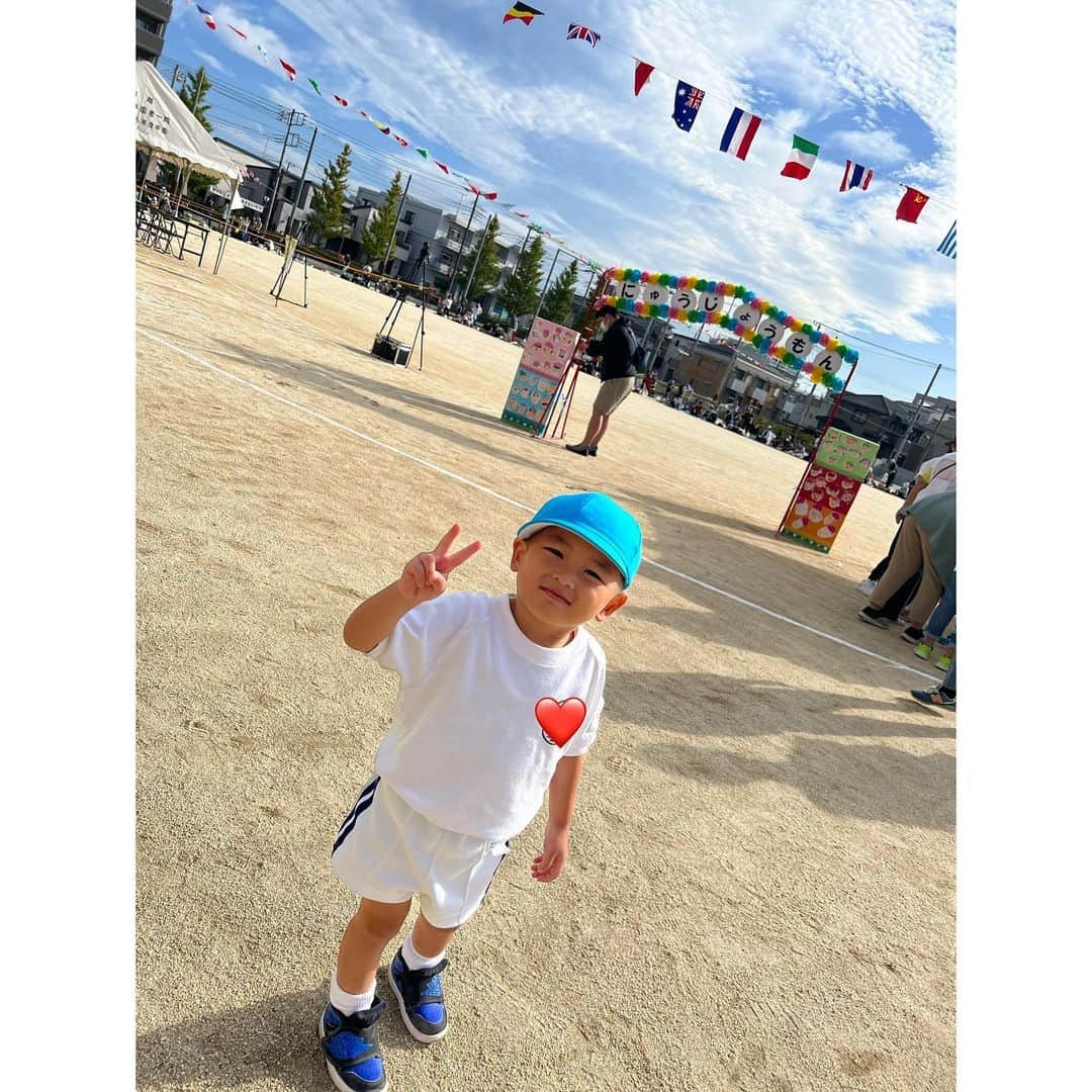 石垣千菜美のインスタグラム：「会長運動会〜🩵 初めての運動会で踊ったり走ったりこっちが感動して泣きそうになったわ😭笑  年長さんが組体操やってたりするの観て会長もあと2年後やるのかな〜なんて想像してワクワク☺️ ビデオカメラ初心者の私はまだまだ修行あるのみだった🧘‍♀️  帰りにご褒美のケーキを買ってご満悦だった🍰✨  お疲れ様〜って感じ👏👏  また来年も頑張ろね👦✨」