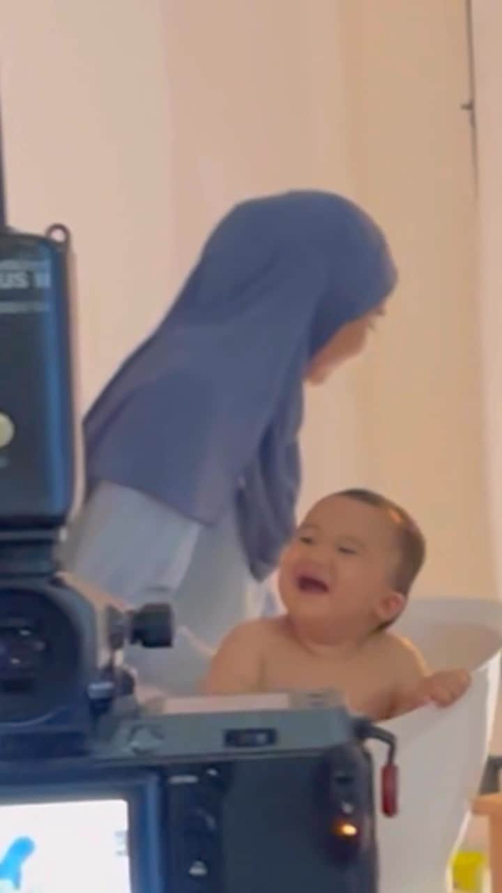 Zaskia Sungkarのインスタグラム：「Random nemu BTS waktu photoshoot 🤣 aduuduuu masyAllah ukkacaaaa masih bulat」