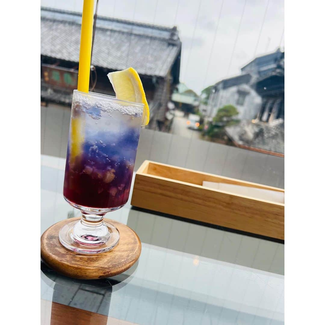 有明ゆなさんのインスタグラム写真 - (有明ゆなInstagram)「めっちゃ映えな レモネードが飲める🍹 @cafe___crescent さん🫧 . 《瑠璃レモネードソーダ》 ゼリーが宝石💎みたいに 輝いてて綺麗だった🫢💗 どんどん色も変わっていくので 飲みながら色も楽しめる✨ . 大人のコーヒーゼリーラテも 写真でみたら 美味しそうだった☝️ . . . . PR @cafe___crescent #cafecrescent #デザートドリンク #川越ランチ #川越カフェ #川越グルメ」10月9日 18時07分 - ariake_yuna