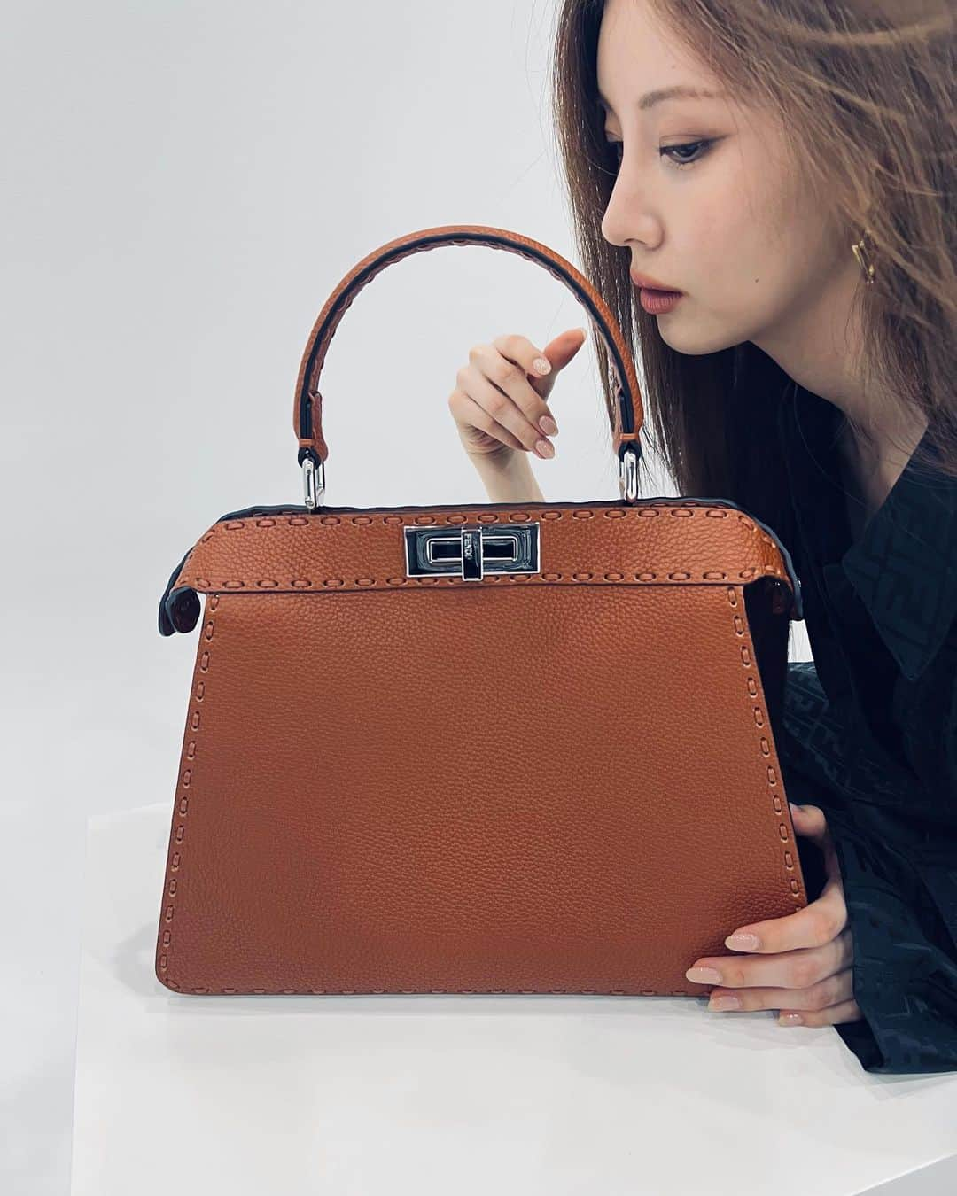 ソヒョンさんのインスタグラム写真 - (ソヒョンInstagram)「#FendiPeekaboo 👜 @fendi」10月9日 18時12分 - seojuhyun_s