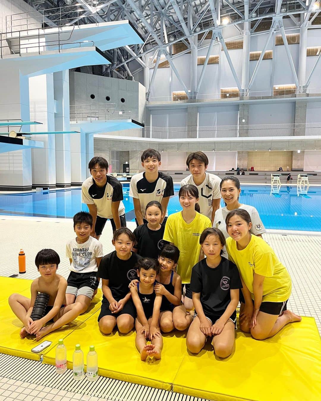 中川真依のインスタグラム：「. スポーツの日の今日は 金沢プールで水泳の日でした🏊‍♀️✨  一緒にイベントを盛り上げてくれた 石川の飛込選手たちと📸✨  #スポーツの日 #金沢プール #飛込」