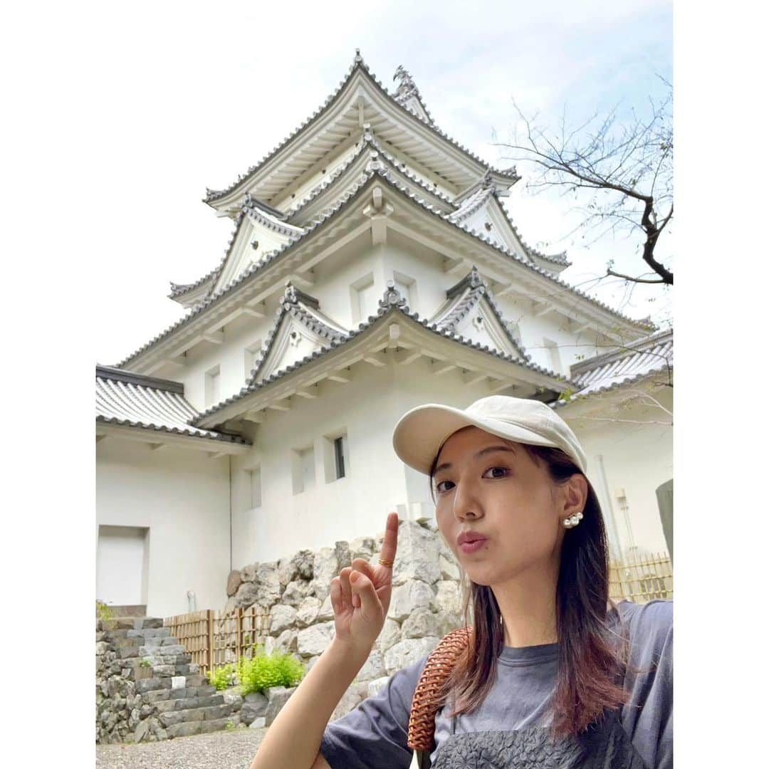 森遥香さんのインスタグラム写真 - (森遥香Instagram)「. 先日お休みで行った 墨俣城(一夜城)と大垣城(旧国宝)🏯 . . 墨俣城は当時こんなに立派ではなかったので、 秀吉様もビックリですね😌 最寄りのバス停から川沿いを歩いたのですが、 野生の彼岸花が遠慮がちに咲いていて いとあはれなりでした。 . 最推しの石田三成が関ヶ原の前に本陣とした 大垣城も。 おあむの松を見て、 ifを考えずにはいられず、物悲しくなってしまいました。 . お城の写真まだあります🏯 . . #歴女旅#お城巡り#歴女 #大垣城#墨俣城#一夜城#石田三成 . .」10月9日 18時09分 - moriri_h