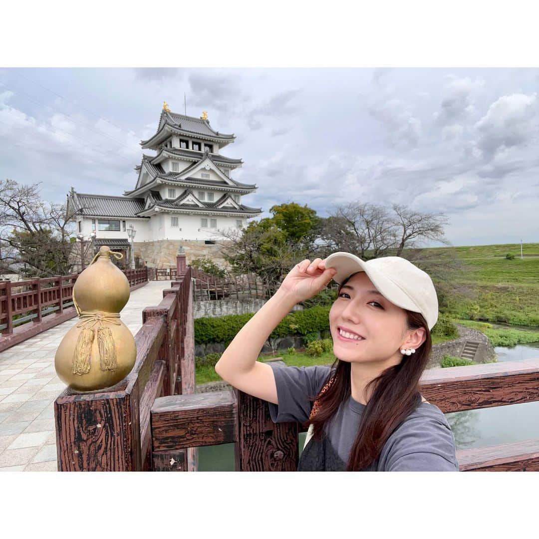 森遥香さんのインスタグラム写真 - (森遥香Instagram)「. 先日お休みで行った 墨俣城(一夜城)と大垣城(旧国宝)🏯 . . 墨俣城は当時こんなに立派ではなかったので、 秀吉様もビックリですね😌 最寄りのバス停から川沿いを歩いたのですが、 野生の彼岸花が遠慮がちに咲いていて いとあはれなりでした。 . 最推しの石田三成が関ヶ原の前に本陣とした 大垣城も。 おあむの松を見て、 ifを考えずにはいられず、物悲しくなってしまいました。 . お城の写真まだあります🏯 . . #歴女旅#お城巡り#歴女 #大垣城#墨俣城#一夜城#石田三成 . .」10月9日 18時09分 - moriri_h