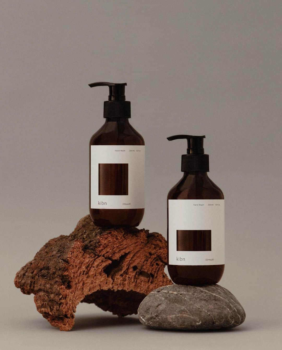 Kisshomaru S.のインスタグラム：「kibn "Hand Wash" is available at the exhibition and EC sales.   kibn ”Hand Wash”は展示会場の他、EC販売でもお買い求めいただけます。  “Hand Wash” is based on pure vegetable raw materials with the fragrance of naturally derived essential oils. As with the “Fragrance Spray”, you can choose between (Dsus4) and (G♭maj9). Both fragrances are distilled from natural ingredients only and contain some components of Japanese tea.  (No synthetic surfactants, synthetic dyes, synthetic fragrances, or preservatives added)  純植物性原料がベースの石鹸に、天然由来のエッセンシャルオイルの香りを添えました。“Fragrance Spray”と同じく、(Dsus4)と(G♭maj9)の2種からお選びいただけます。どちらの香りも天然成分のみを蒸留しており、日本茶の成分も一部含まれています。  (合成界面活性剤・合成色素・合成香料・防腐剤無添加)  #kibn」