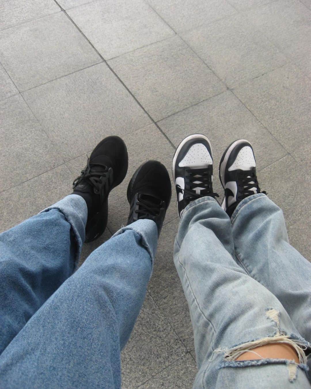 イプシー・キーラティのインスタグラム：「👟🖤🍔📚」