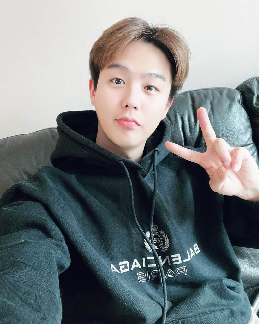 インジュン のインスタグラム：「이쁜 사진찍을땐 브이~✌️ いい写真とるためにはブイ~✌️」