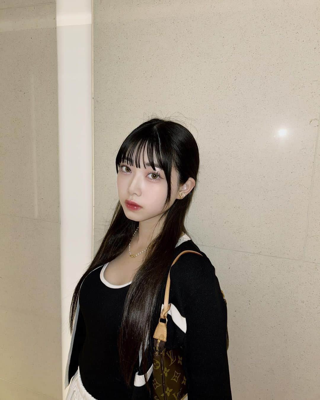  小浜桃奈のインスタグラム：「📓🩶👜︎⸝‍⋆   #메이크업」